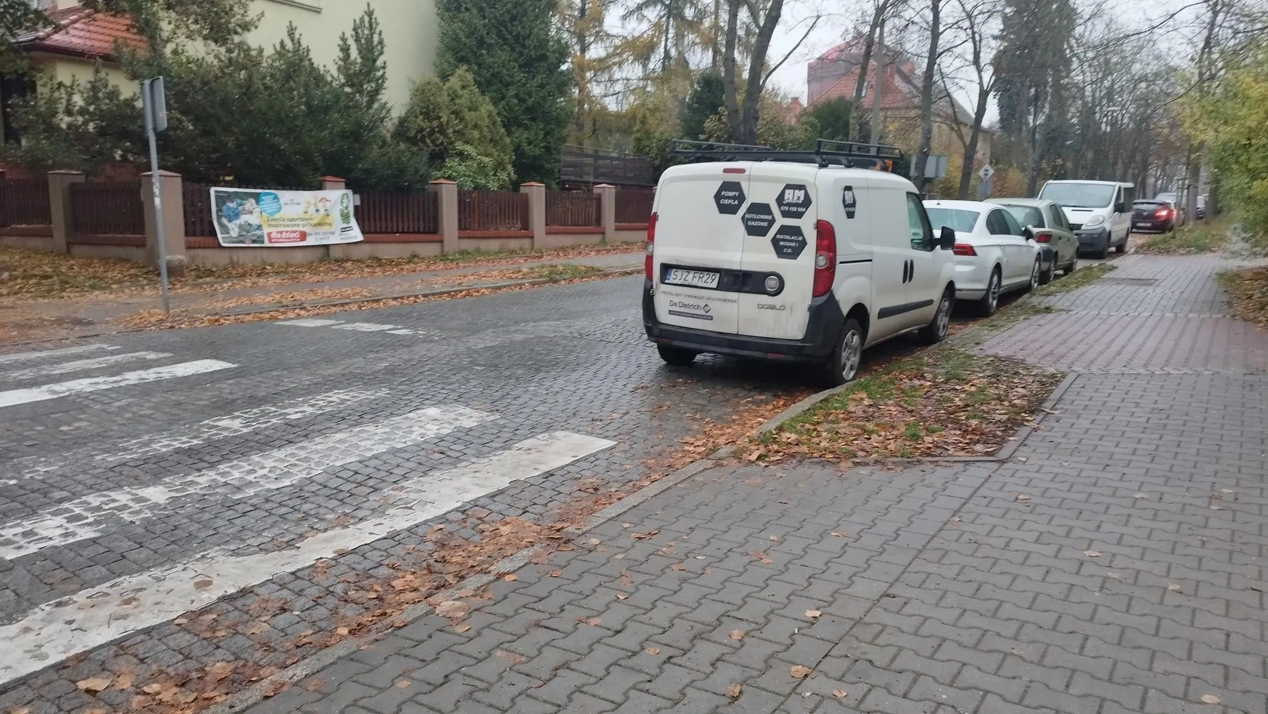 Jeśli firma AM SERWIS Adam Mazur działa tak jak parkuje.... Nie da się bezpiecznie przejść, nie wspominając o odległości 10m od przejścia