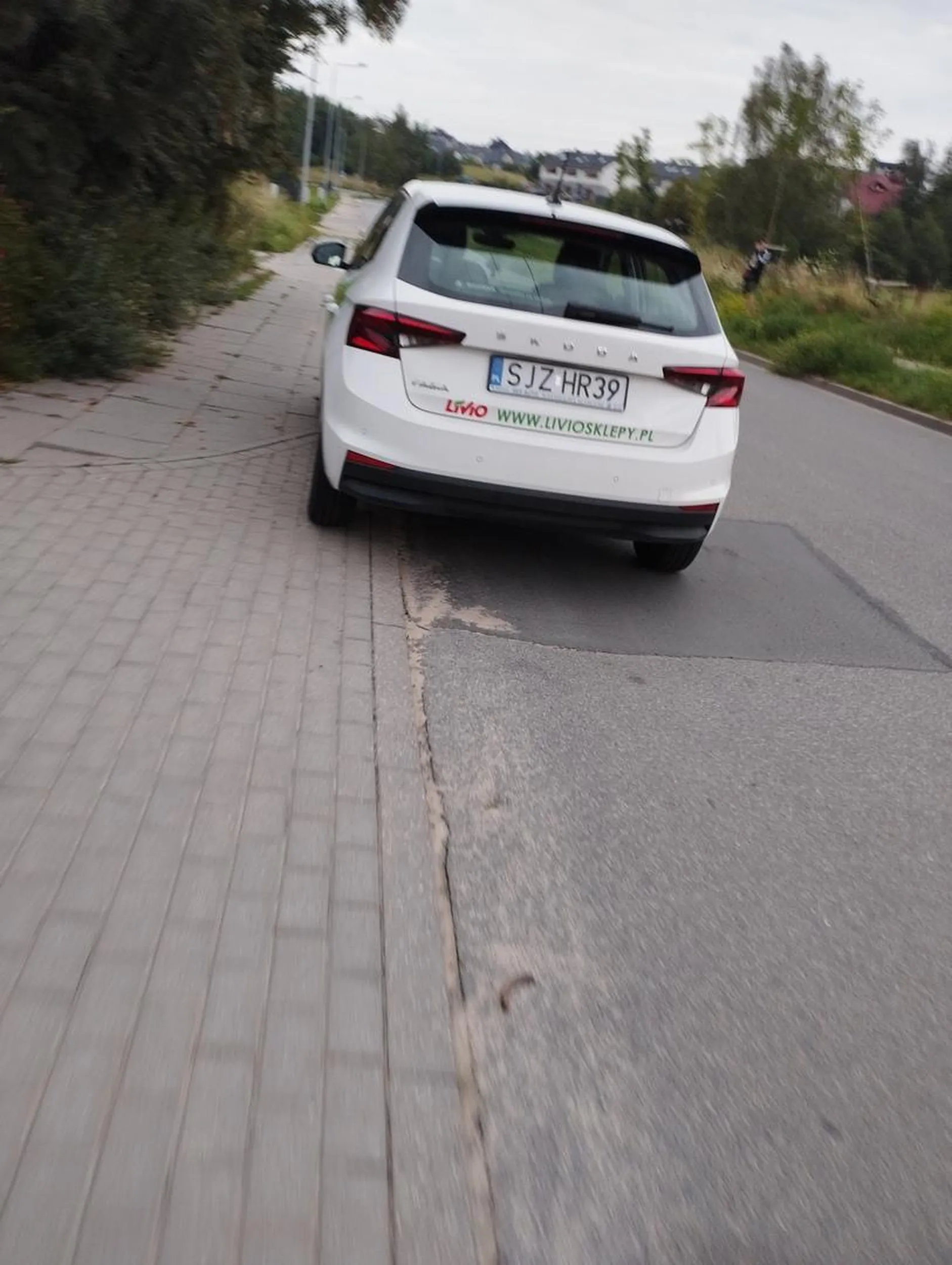 Parkowanie na części chodnika i ulicy przed swoją posesją przez co 2 auta na ulicy sie nie mogą minąć.