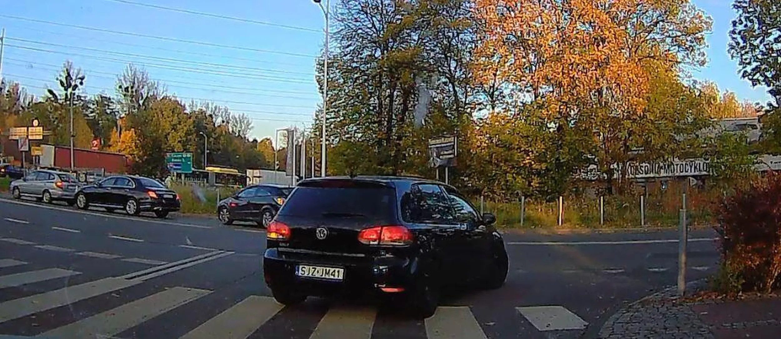 Skręt w lewo ze środka i od prawej krawędzi z zajeżdżaniem drogi - gratulacje. Na starego golfa starczyło, na kurs na prawo jazdy już widocznie nie.