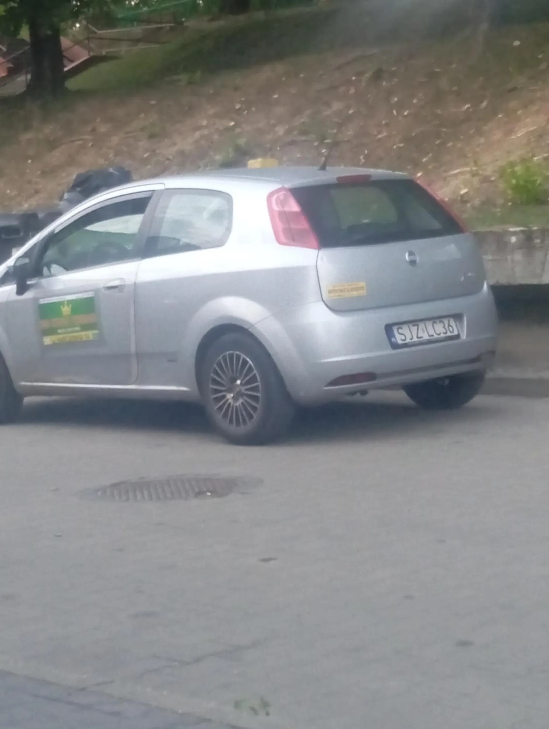 Kierowca kebaba taki młody a tak pyskaty nie dałam mu napisali i odrazy zwyzywał a jak chciałam przejść dzień później to specjalnie nie ustąpił tylko przejechał szybko i pokazał środkowego palca