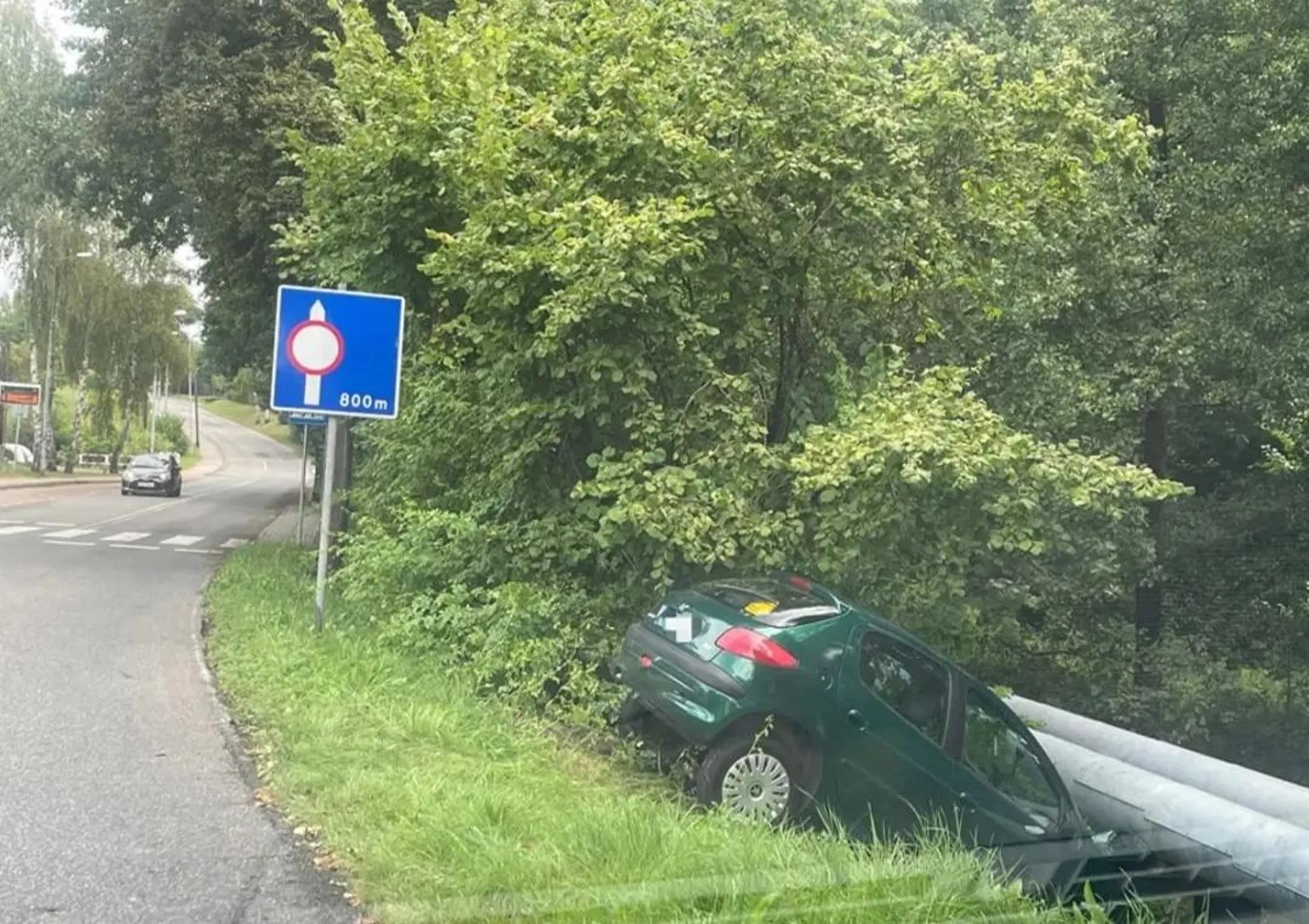 Podobno driftowal w nocy po osiedlu, wiesniak. Tak skonczyl. Kierowca zaginal w akcji. Pewnie wroci jak wytrzezwieje. Mam nadzieję, ze policja go rozliczy konkretnie.