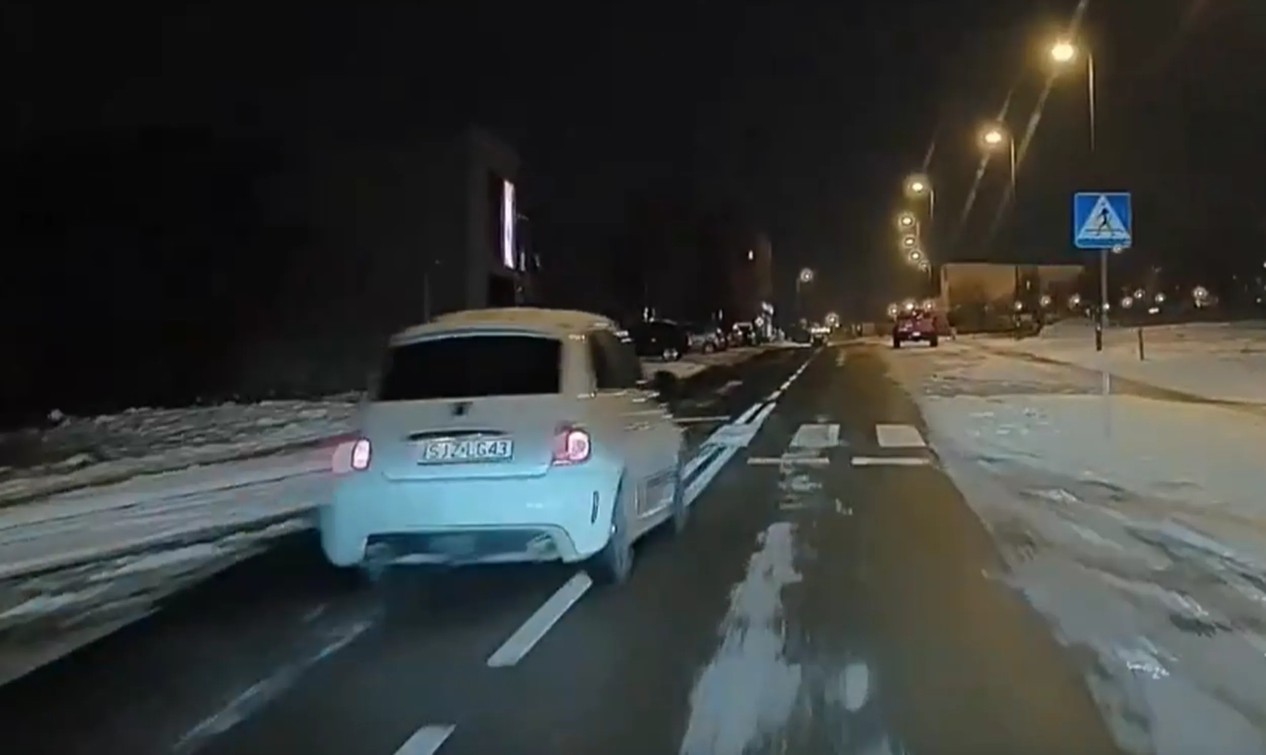 Wyścigi samochodowe na drogach, wyprzedzanie na przejściu dla pieszych + przekroczona prędkość. Tak się "zabawia".