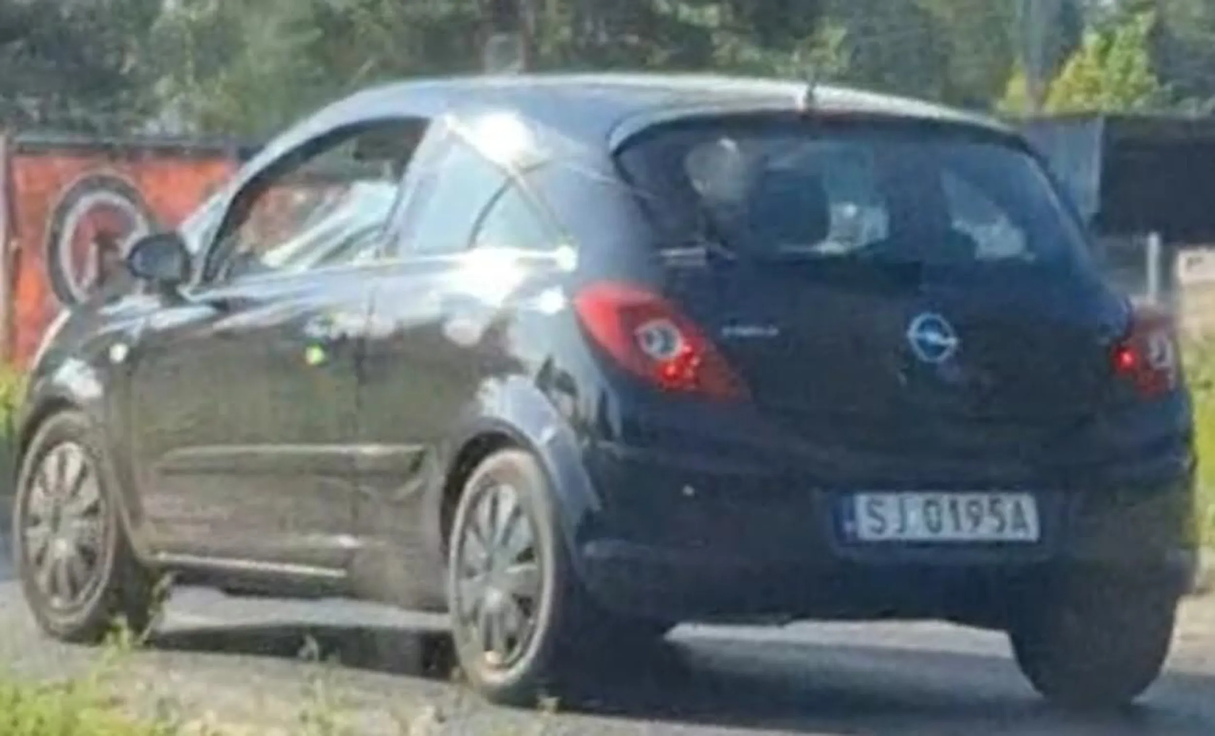 Połowę Martyniaków kombinujesz jak wyprzedzić, jakby zapominając że tam co chwilę podwójna ciągła i przejścia dla pieszych. Ciągle wyjeżdżasz poza oś jezdni, a w końcu ledwie wyprzedzasz, gonią wszystkie 50 kucy i te 30 wymyślonych, zmuszając faceta z naprzeciwka do hamowania. Nędzna jazda jak i kierowca.