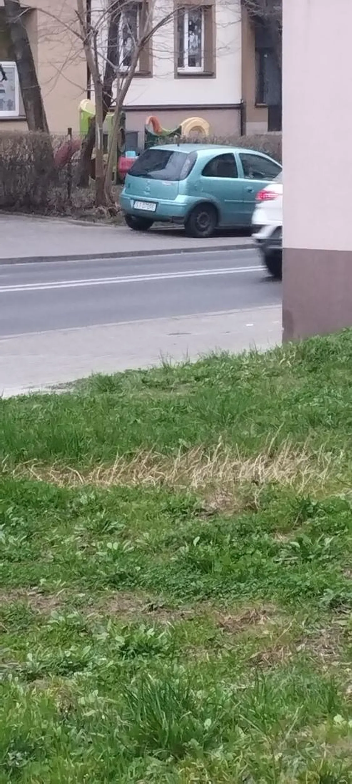 Parkowanie na środku chodnika