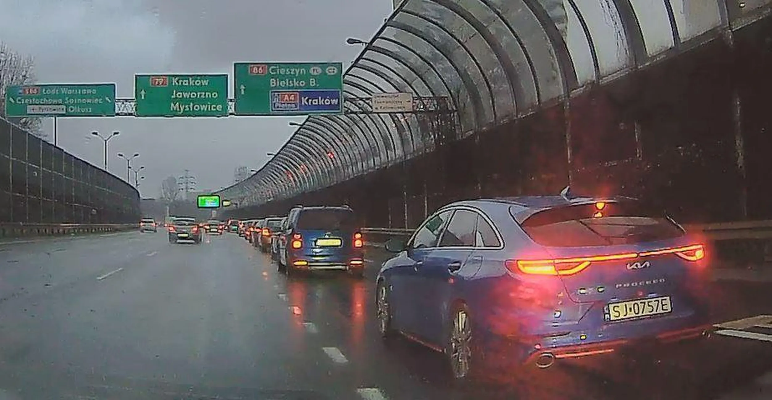 Manlet w Kii próbuje wymuszać kolizje. Może to taki nowy ukraiński sposób na zarobek.