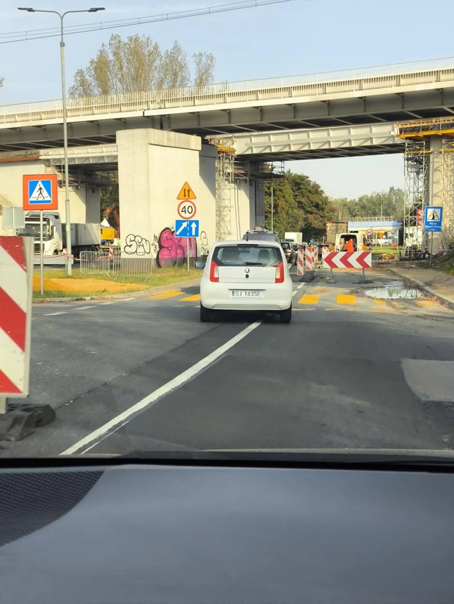 Pan jest bardzo nerwowy w jeździe na zwężeniu, denerwuje się jak ktokolwiek jedzie na suwak, a sam kurczowo podjeżdża uniemożliwiając wjazd zgodnie z zasadą.