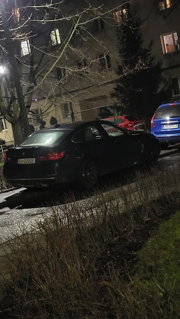 Naucz sie parkować, ja wiem że masz dłuższe auto od fiutka