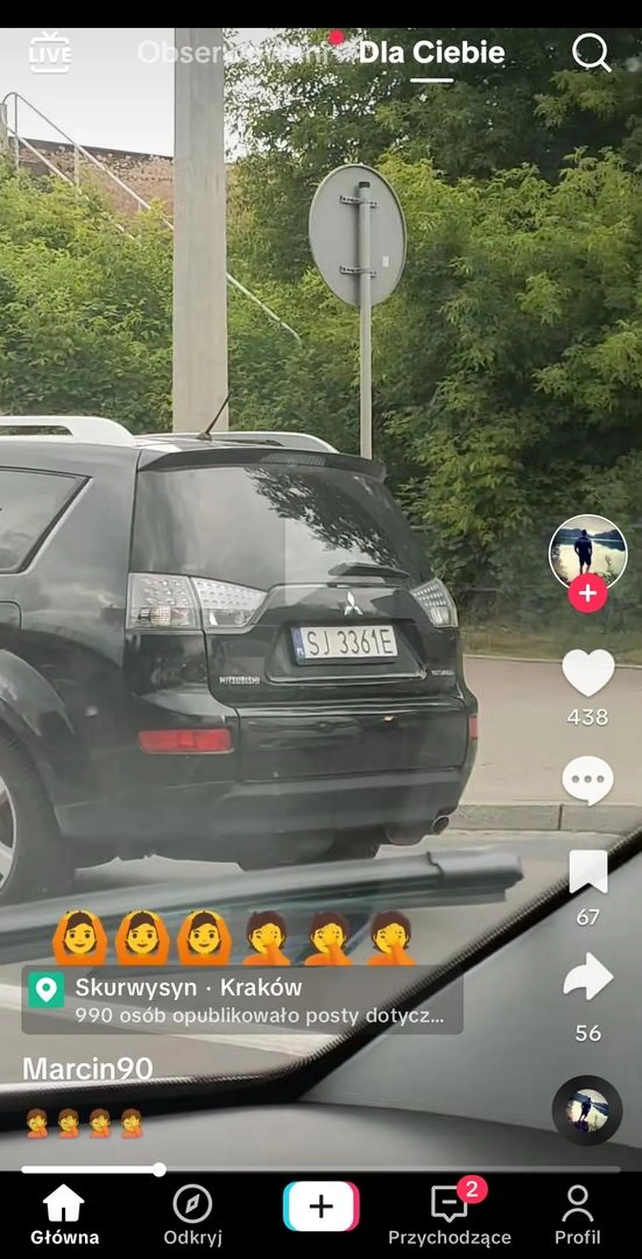 Jest film na którym kierowca podczas stania w korku wysiada z samochodu i otwiera bagażnik w samochodzie przed nim. Wtf