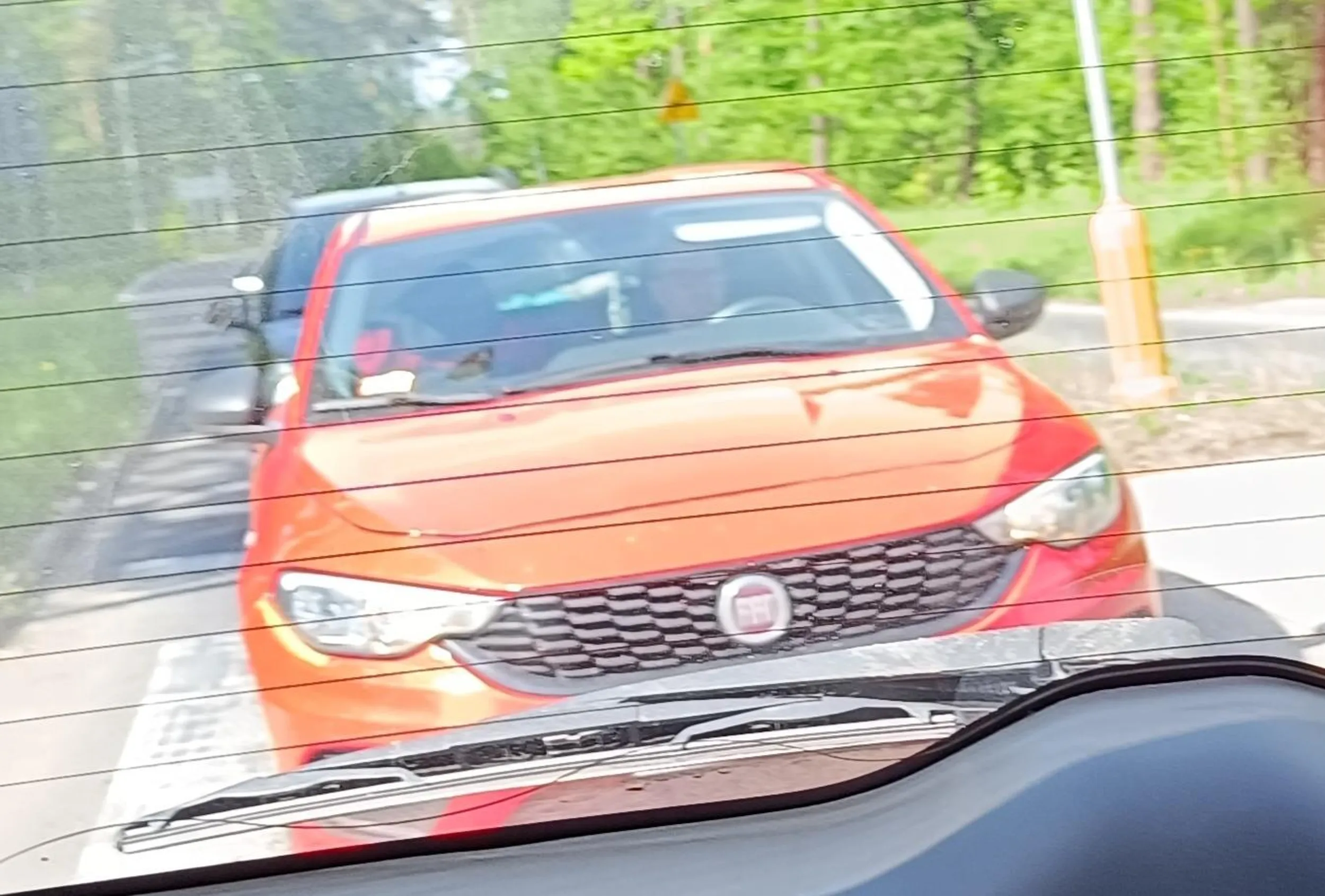 Jeździ jak wariat, brak mocy, umiejętności, prawie spowodował wypadek na drodze, jadąc lewym pasem na zakręcie, przy podwójnej ciągłej, cudem unikając zderzenia czołowego z ciężarówką, brak wyobraźni, prawo jazdy powinno zostać zabrane za takie wyczyny