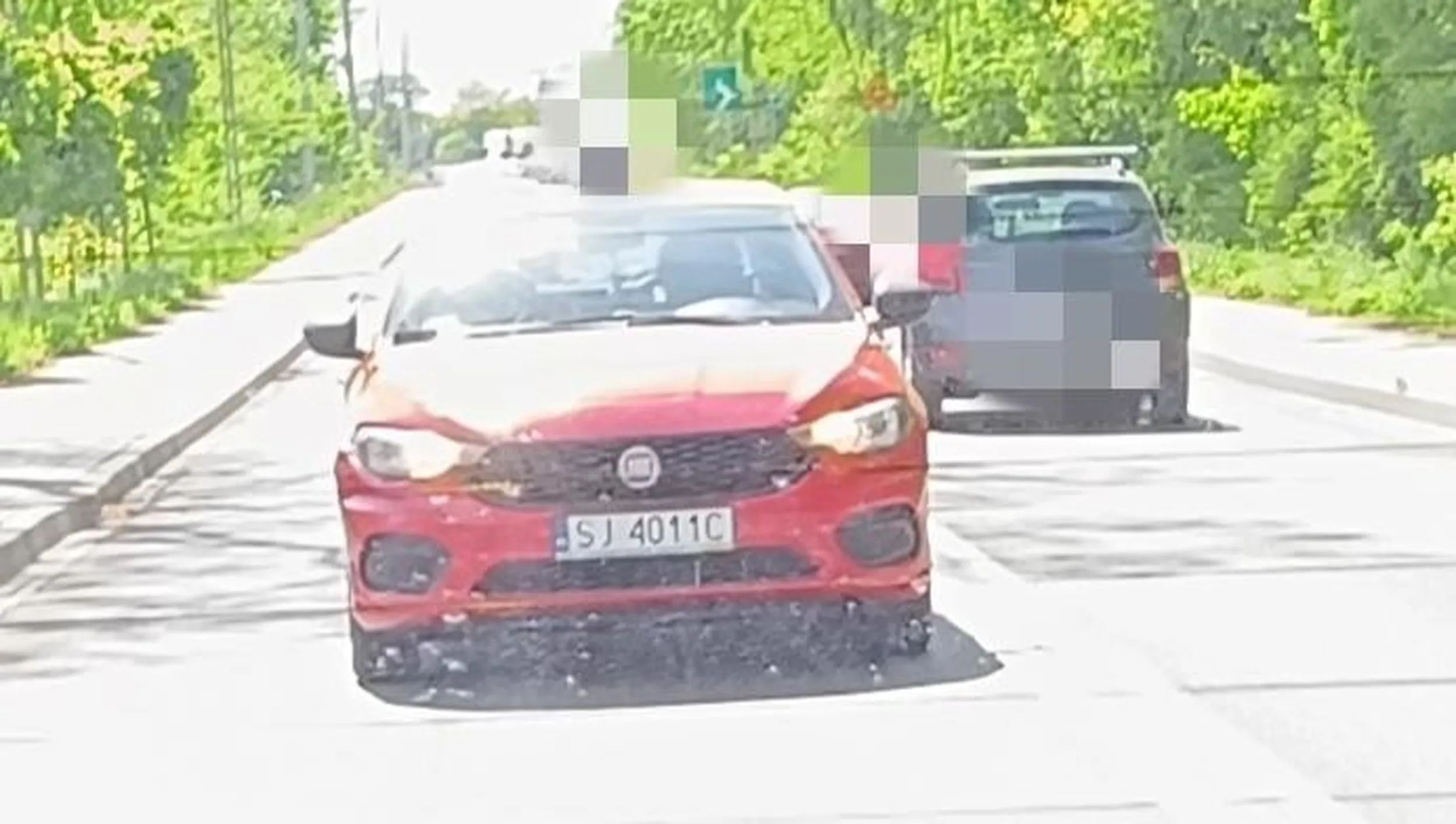 Jeździ jak wariat, brak mocy, umiejętności, prawie spowodował wypadek na drodze, jadąc lewym pasem na zakręcie, przy podwójnej ciągłej, cudem unikając zderzenia czołowego z ciężarówką, brak wyobraźni, prawo jazdy powinno zostać zabrane za takie wyczyny