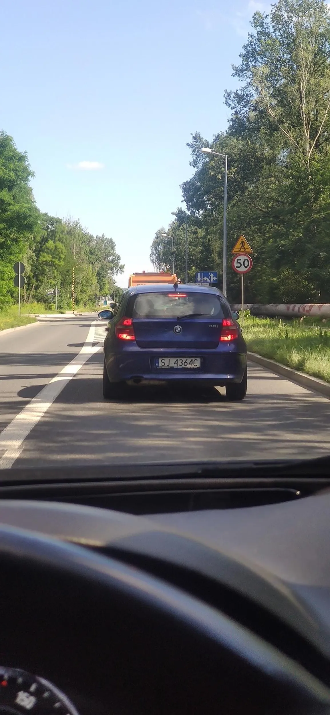 Uwaga starej się coś odkleiło. Robi sobie tor wyścigowy po mieście. Nie wspomnę że pod maską ledwo 100km. Na dodatek siedzi innym kierującym na dupie i używa częściej hamulca niż mózgu.