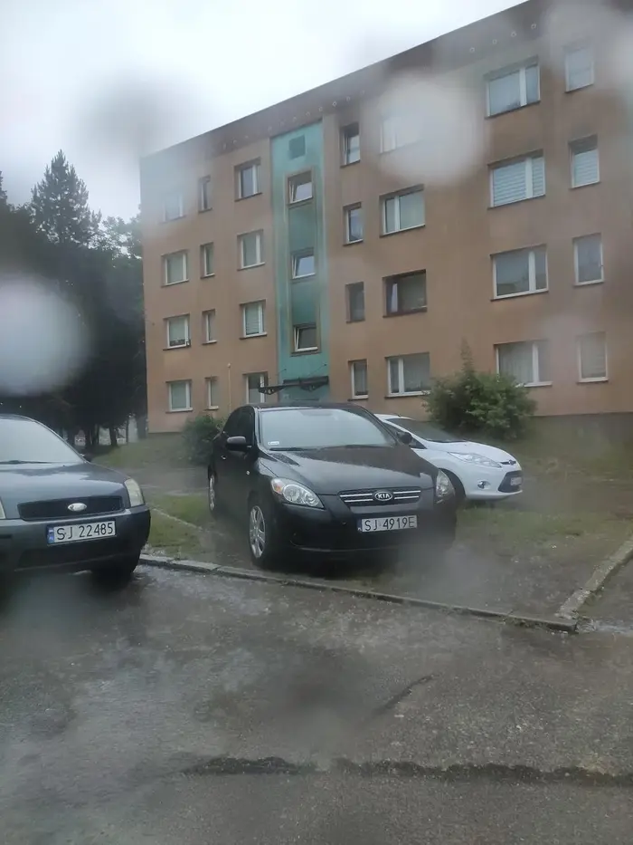 Kierowca bez mózg. Zastawił 2 samochody a na dodatek zaparkował na trawie, gratuluje niedojebania mózgowego