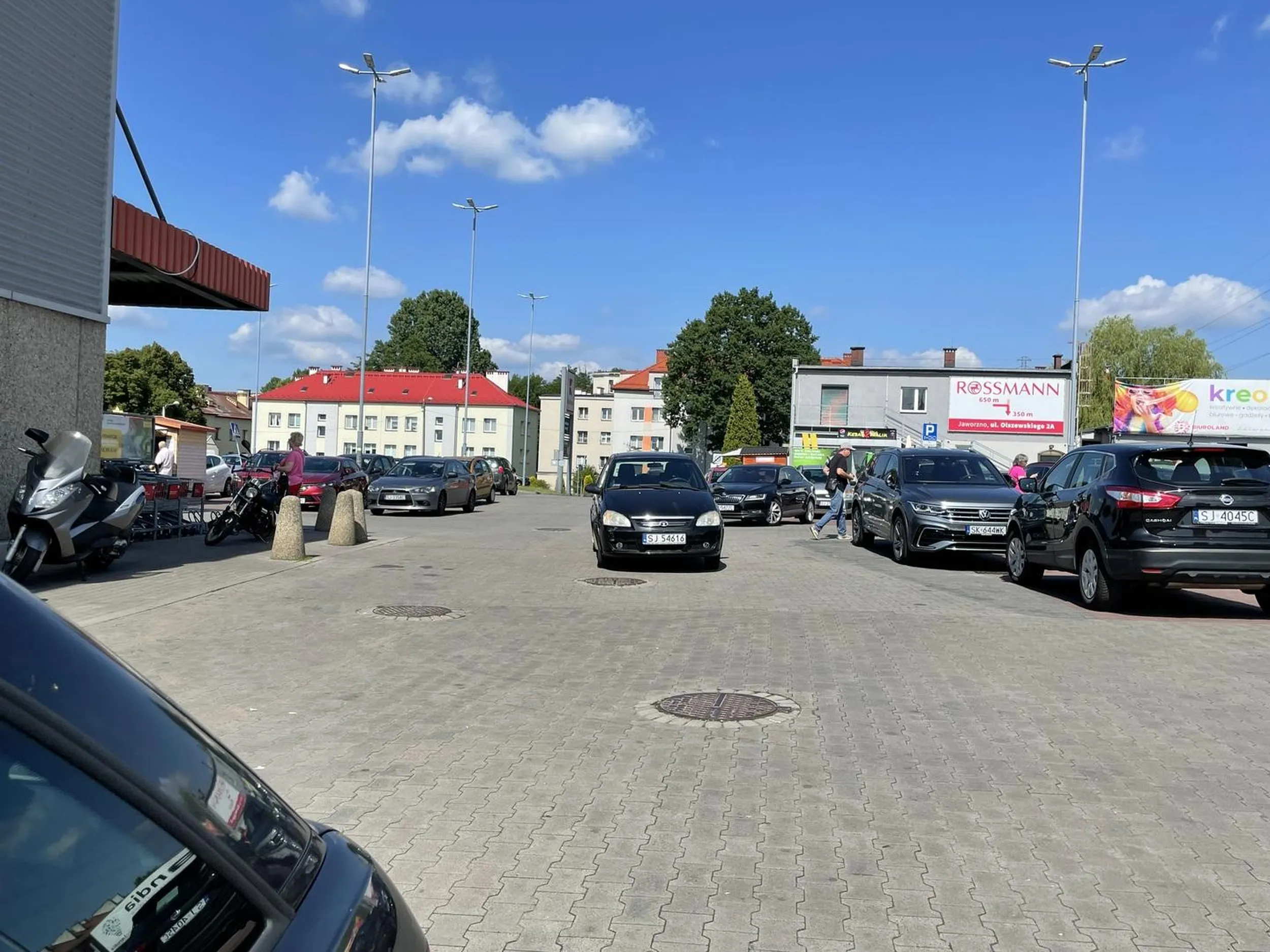 stanął sobie na środku ale widać że ma czill