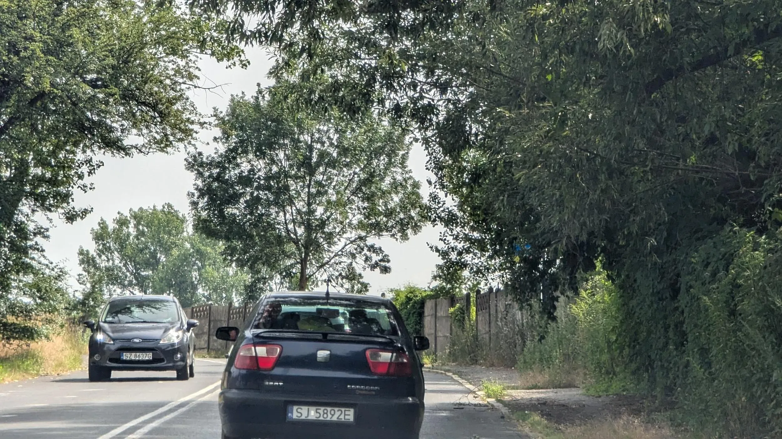 Koleś totalnie bez wyobraźni. Wymusza pierwszeństwo, robi jakieś dziwne manewry a wszystko to z dzieckiem w aucie i przy niedomkniętych drzwiach. No wtf