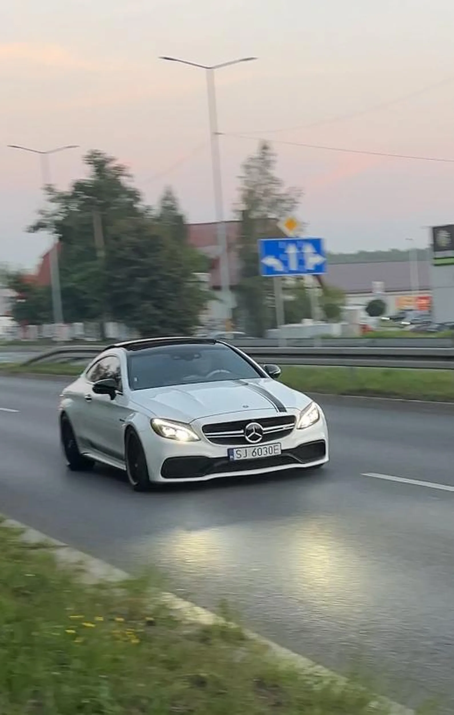 Przepiękny c63, chciałbym sie umówić na sesję zdjęciową pozdrawiam ?