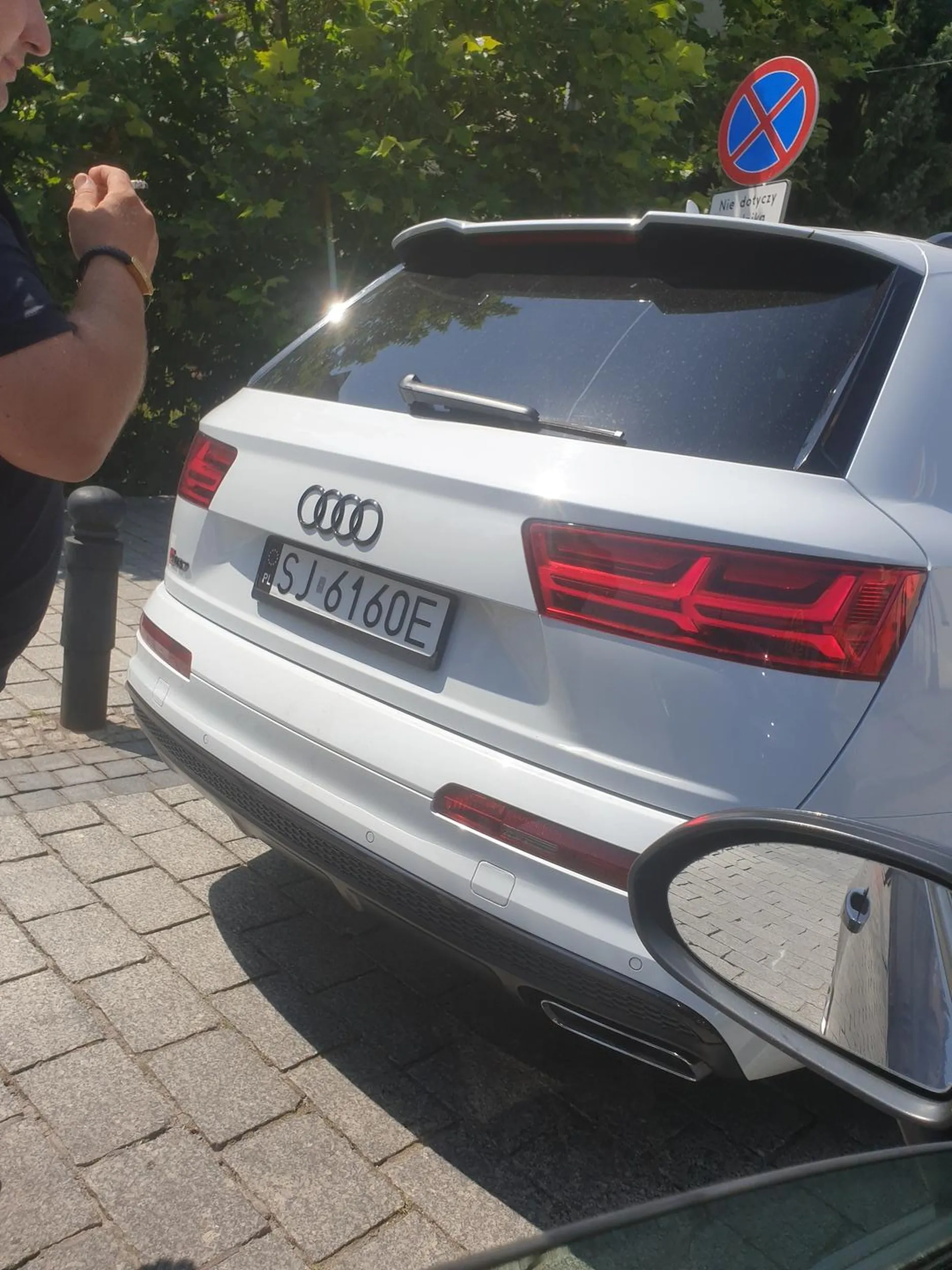 Facet opryskliwy. Zastawia drogę pożarowa i  stoi na środku drogi na awaryjnych. Pyskuje i straszy kierowcę.