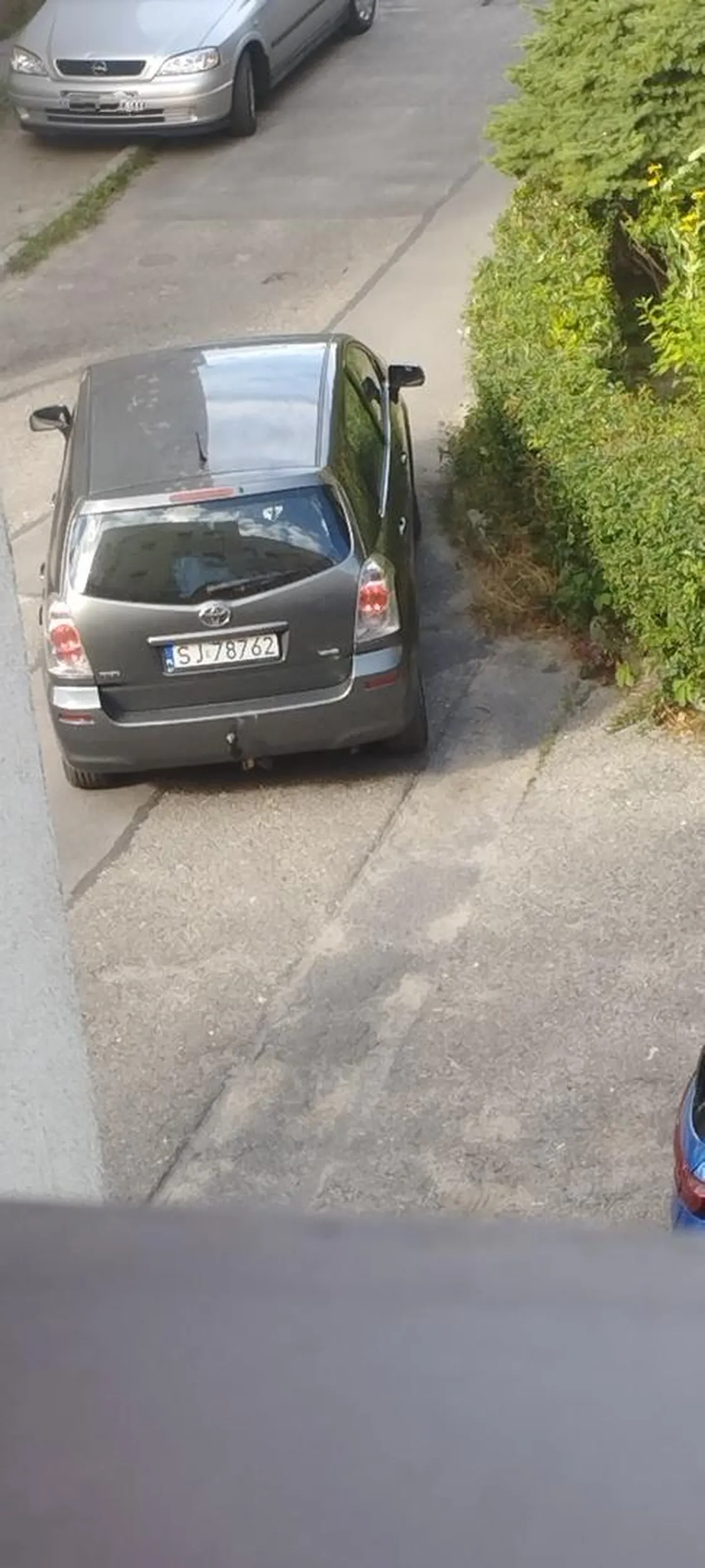 Parkowanie na chodniku, GRATULACJE!! dla pana z Toyoty