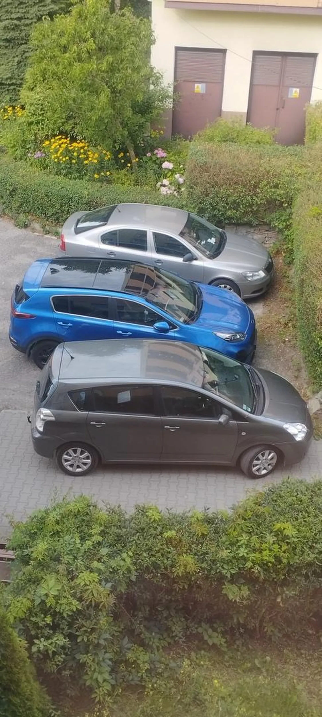 Parkowanie na chodniku, GRATULACJE!! dla pana z Toyoty