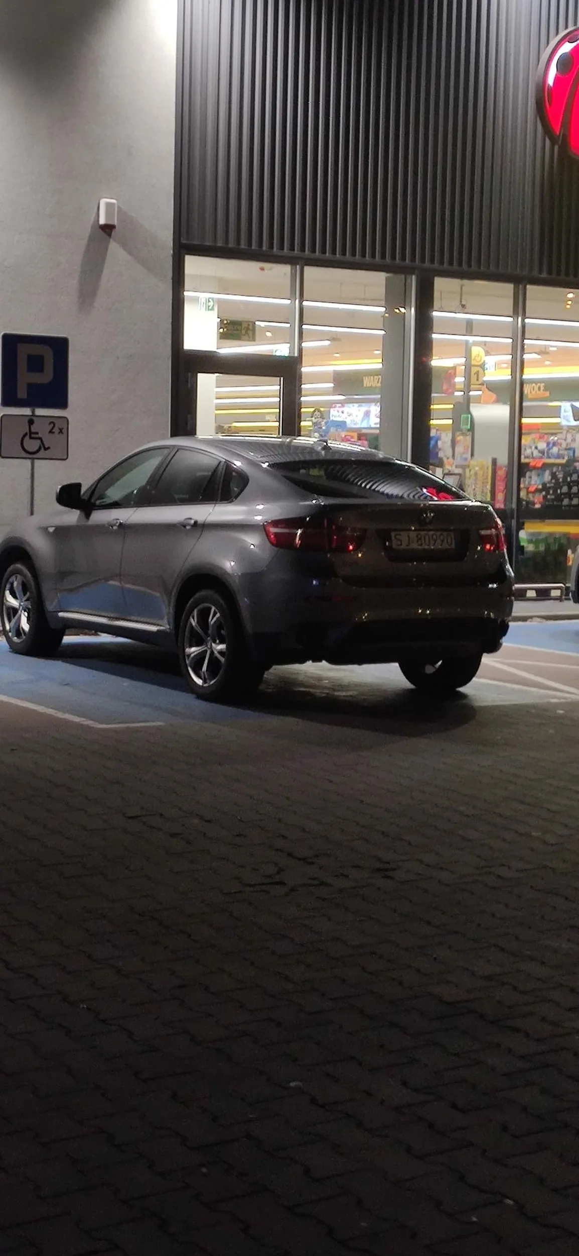 Ten Baran ma w zwyczaju po prostu parkować na miejscu dla niepełnosprawnych. Jak niżej, wszystkie miejsca blisko wejścia do sklepu były zajęte a z uwagi na fakt iż jest się grubą świnia zajmuje miejsca dla potrzebujących bo przejście 20 metrów kosztowało by go zawał. Jeszcze jedna taka opcja i sprawa trafia na KMP.