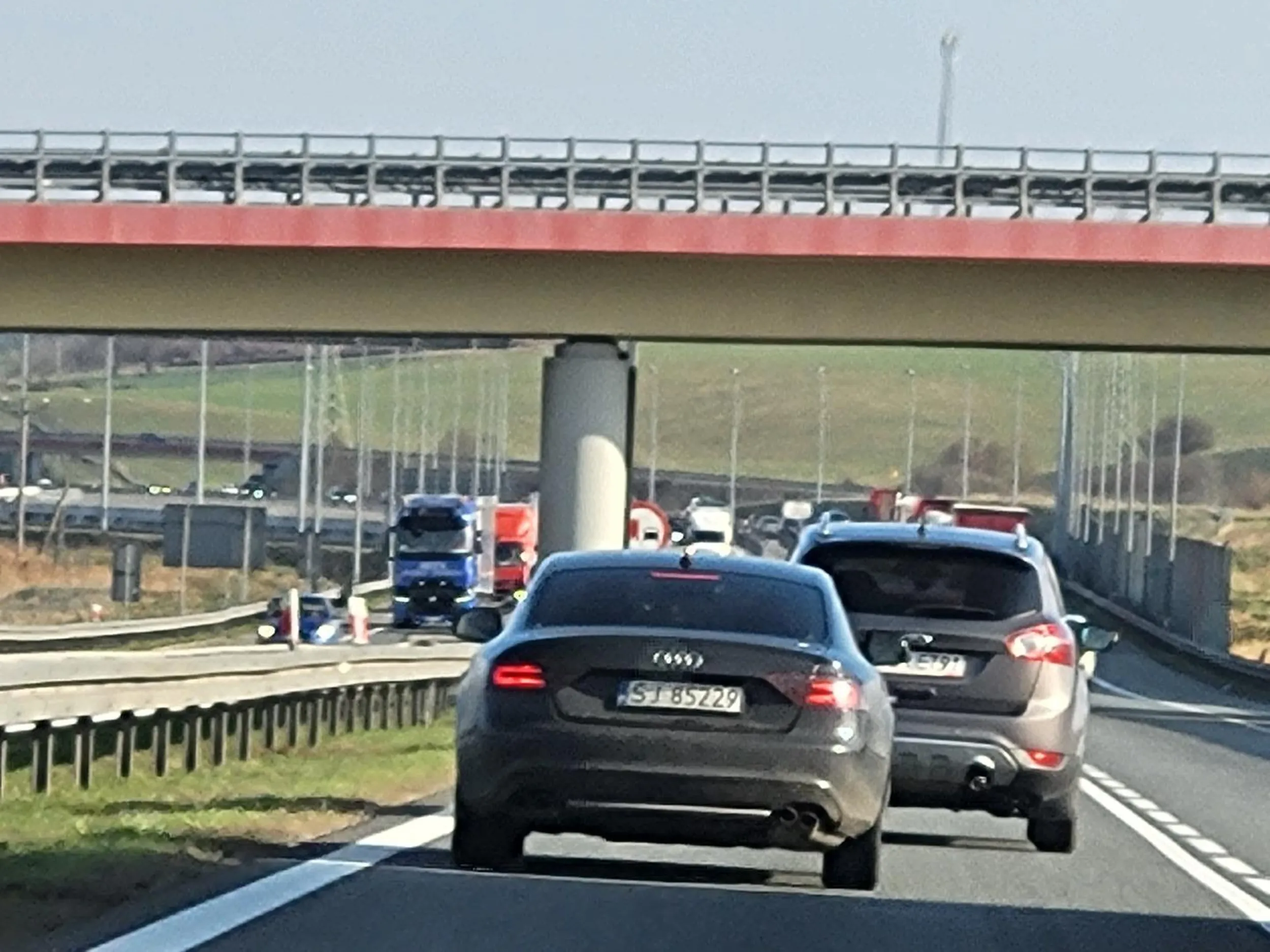 Stwarza zagrożenie na drodze. Akurat u mnie na a4. Zajeżdża drogę I hamuje. Jedzie slalomem i na ogonie.