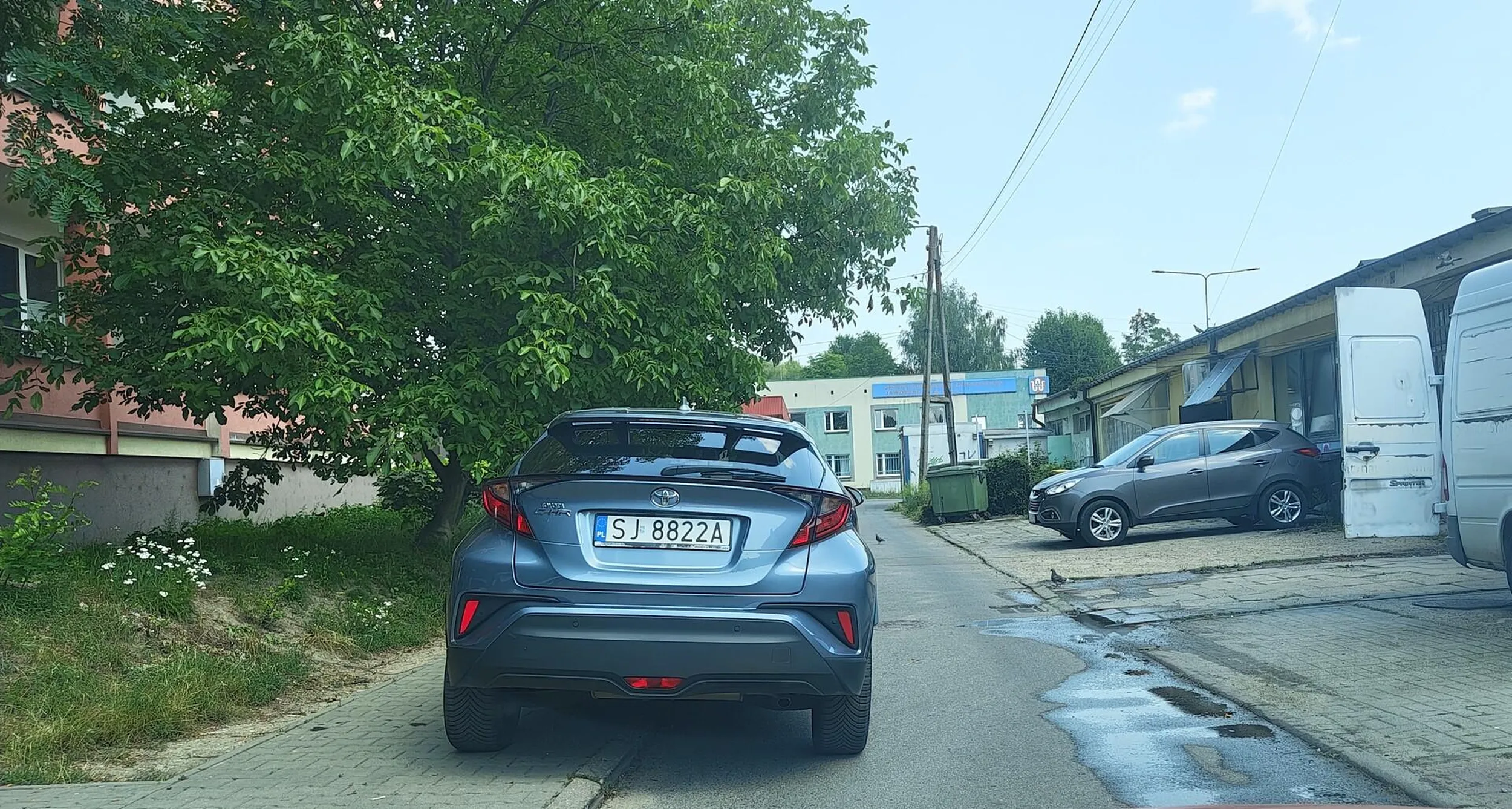 Tylko pogratulować umiejętności parkowania. Trzeba było jeszcze zaparkować na środku jezdni.