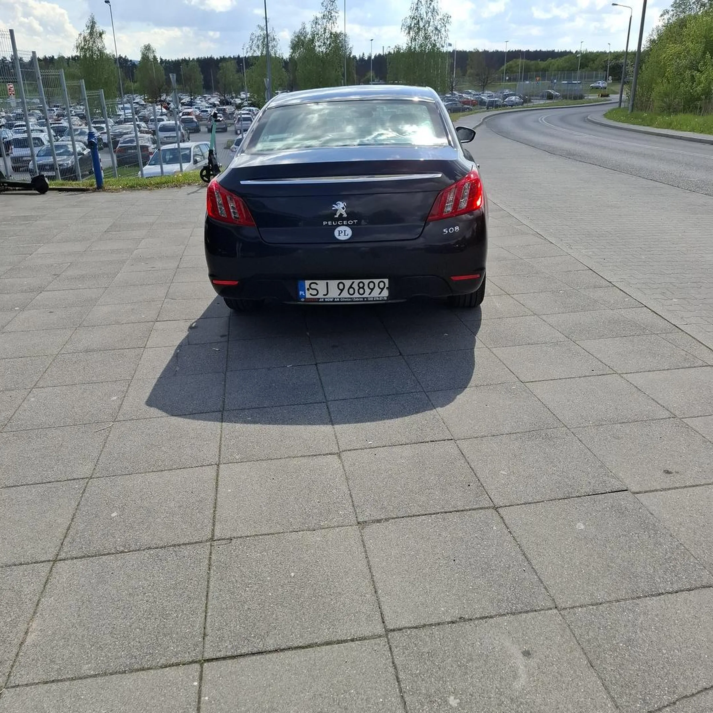 Kierowca który ma problemy psychiczne sam stoi na przystanku a do kogoś się czepia jak się stoi na chodniku i czeka