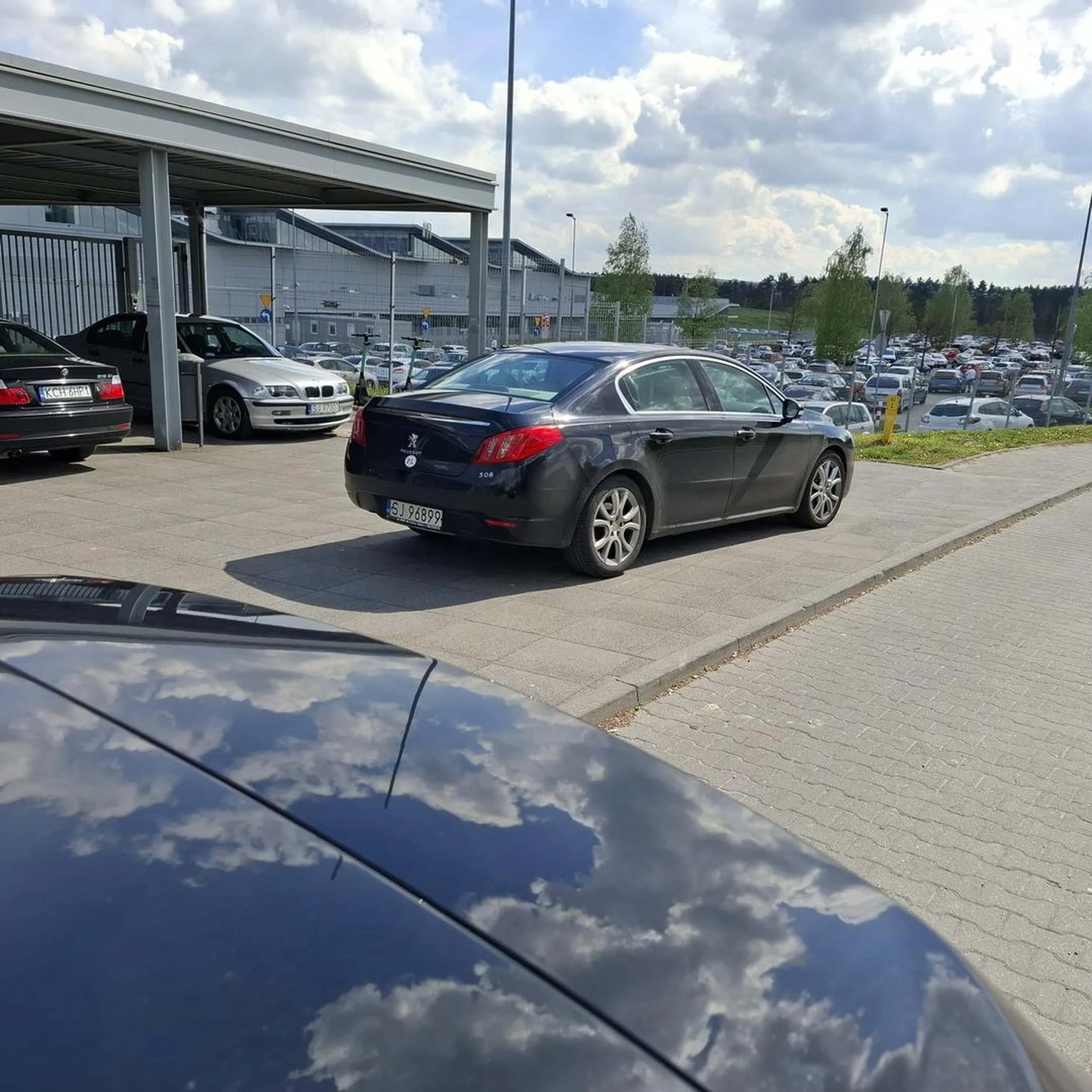 Kierowca który ma problemy psychiczne sam stoi na przystanku a do kogoś się czepia jak się stoi na chodniku i czeka