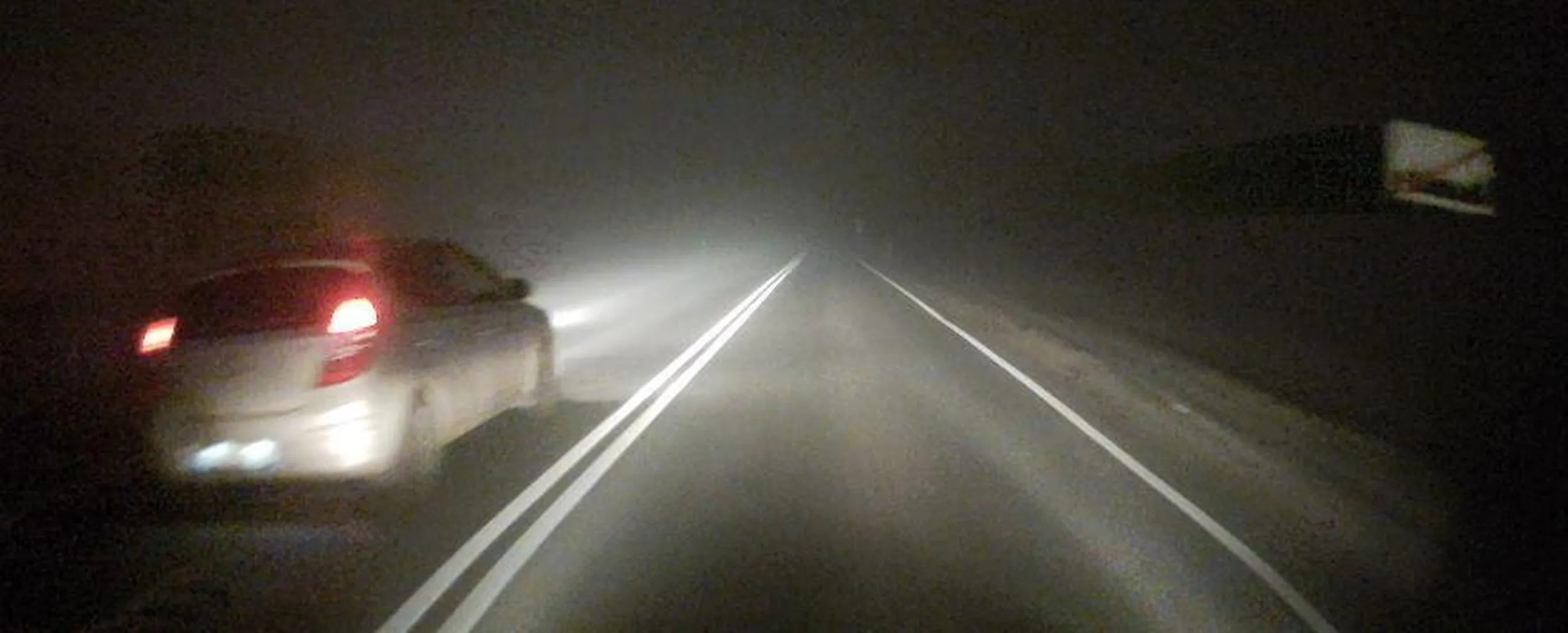 idealne warunki do wyprzedzania- podwójna ciągła, ciemność, mgła, zakręt- nie polecam kierowcy tego i30