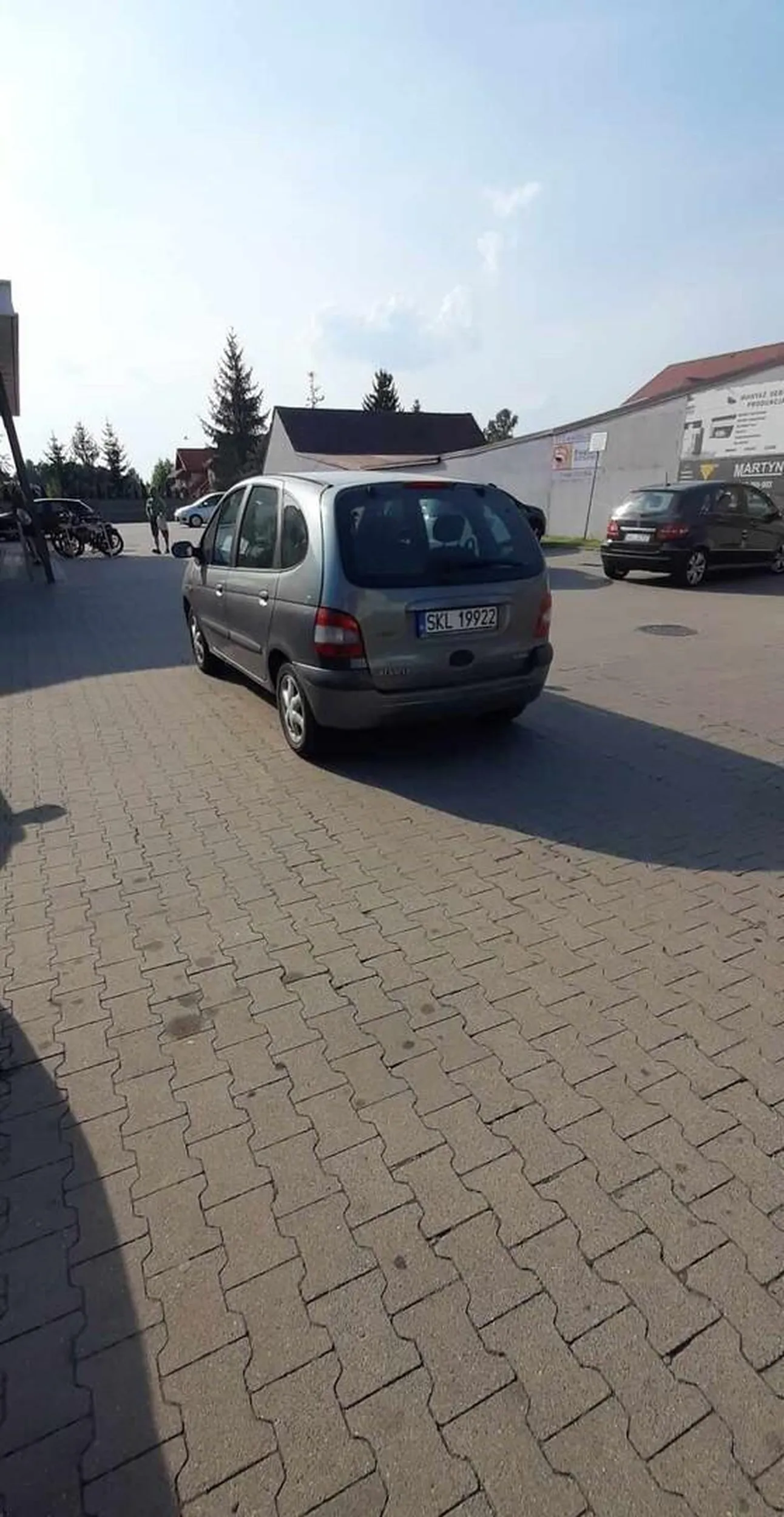 Naucz sie parkwoac a nie " a ch*j stane sa tu na wjedzie"