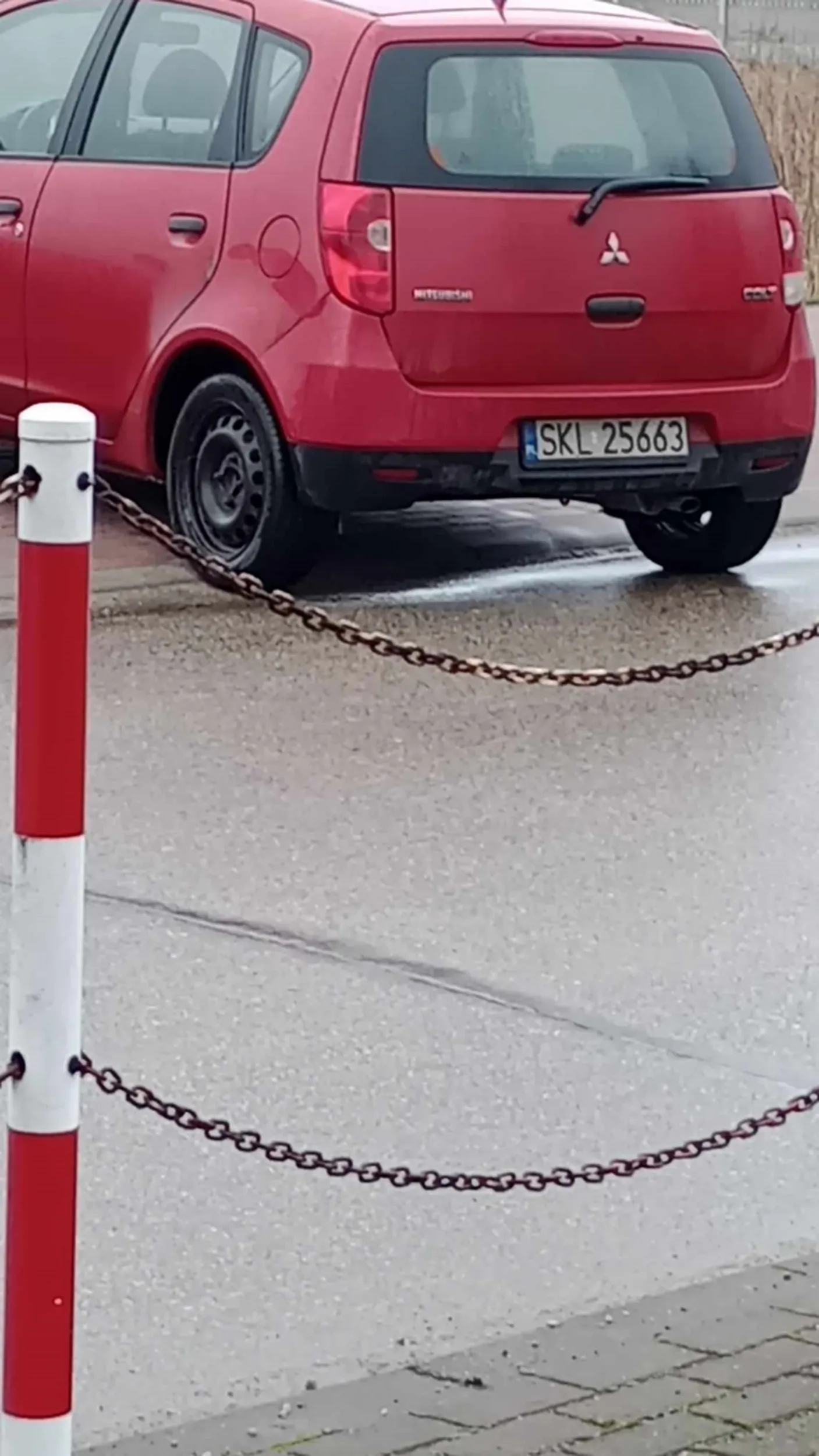 Pani że parkuje, zaparkowała na drodze, miała miejsce z przodu uważać na nią