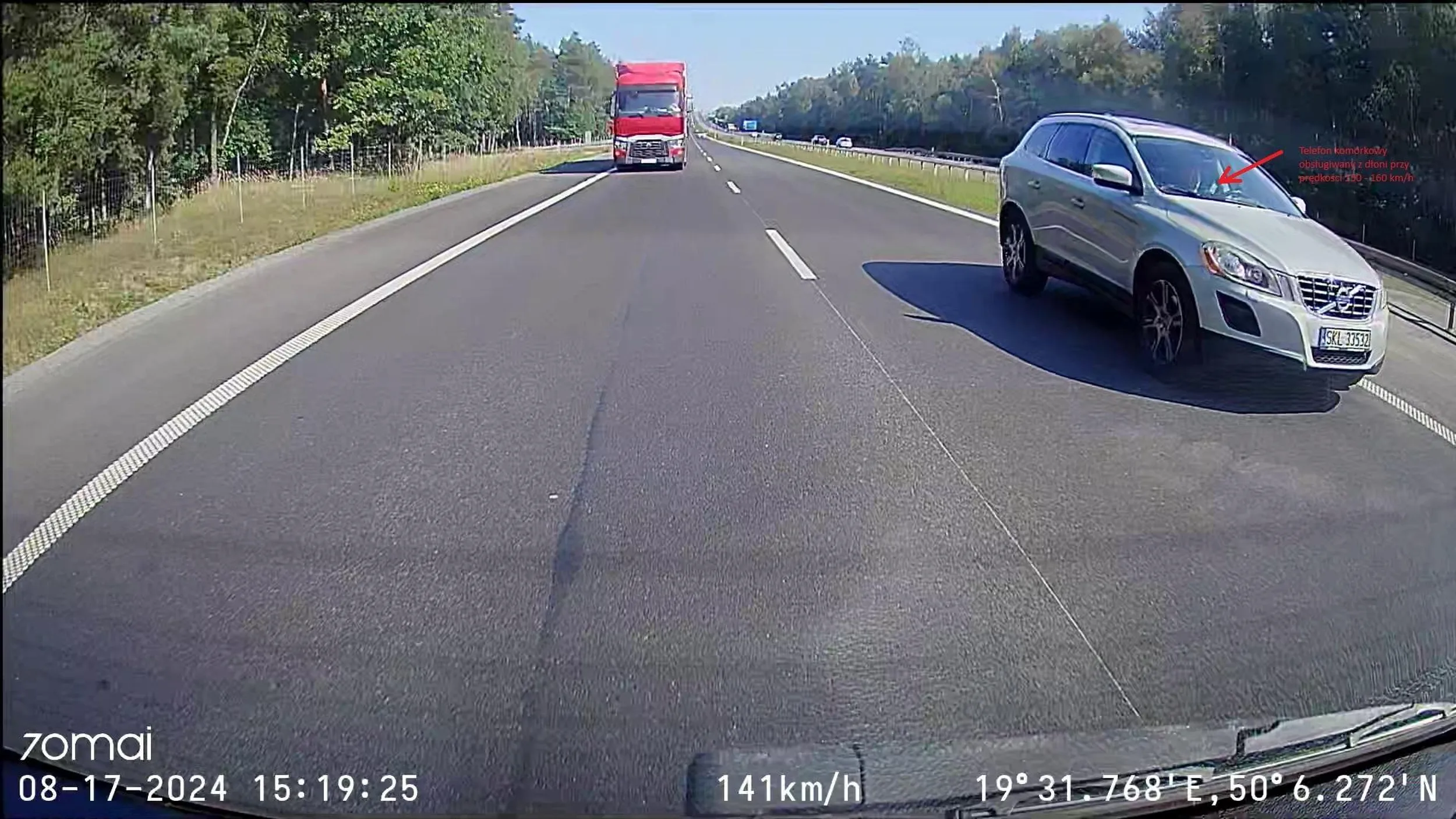 Autostrada A1, 18.08.2024, manewr wyprzedzania przy prędkości 150 - 160 km/h z telefonem komórkowym w dłoni i wzrokiem w telefonie (aktywny tempomat?).