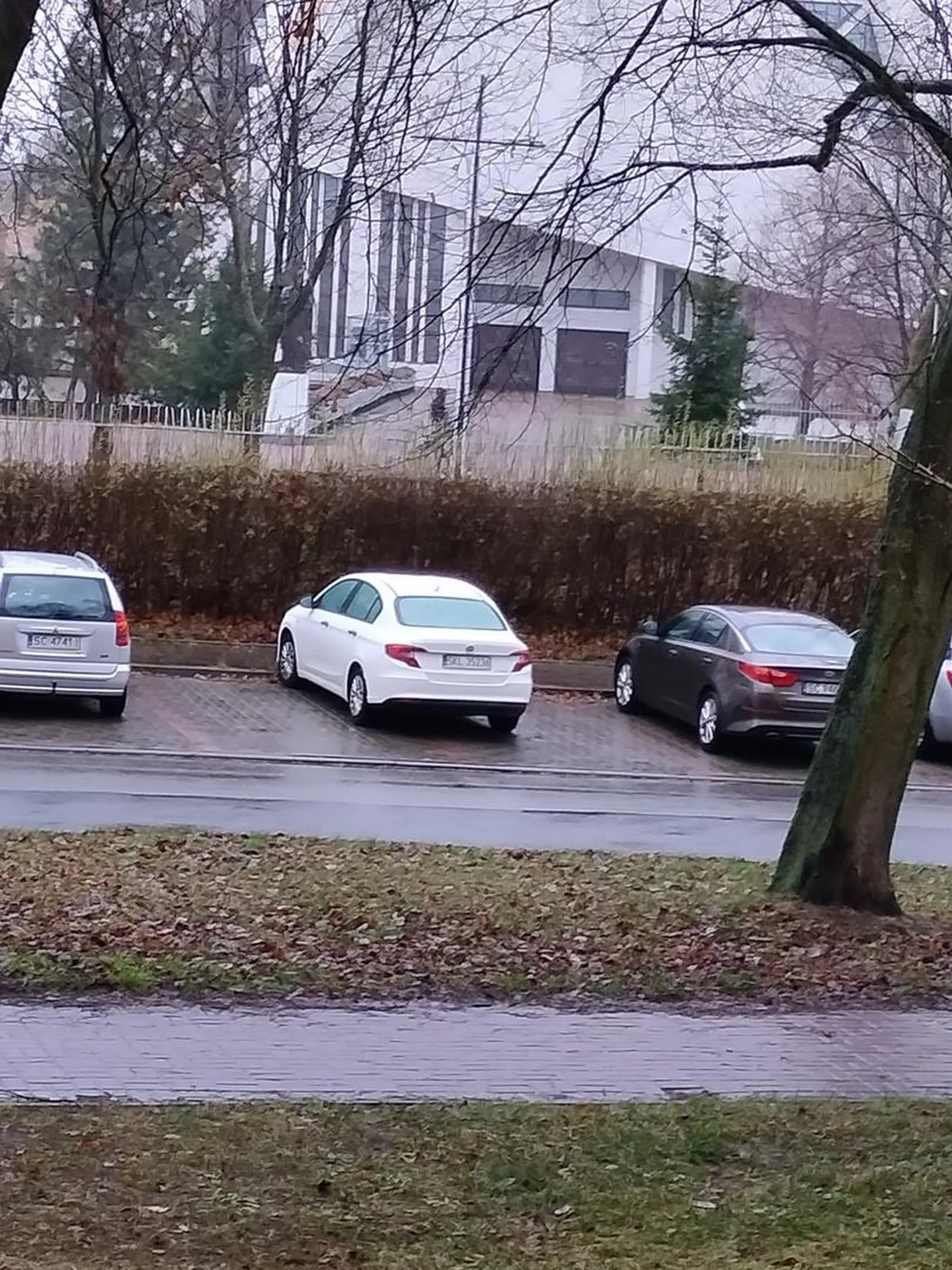 Tak parkuje i ma w dupie że zajmuje 2 miejsca parkingowe. SKL więc co tu się dziwić