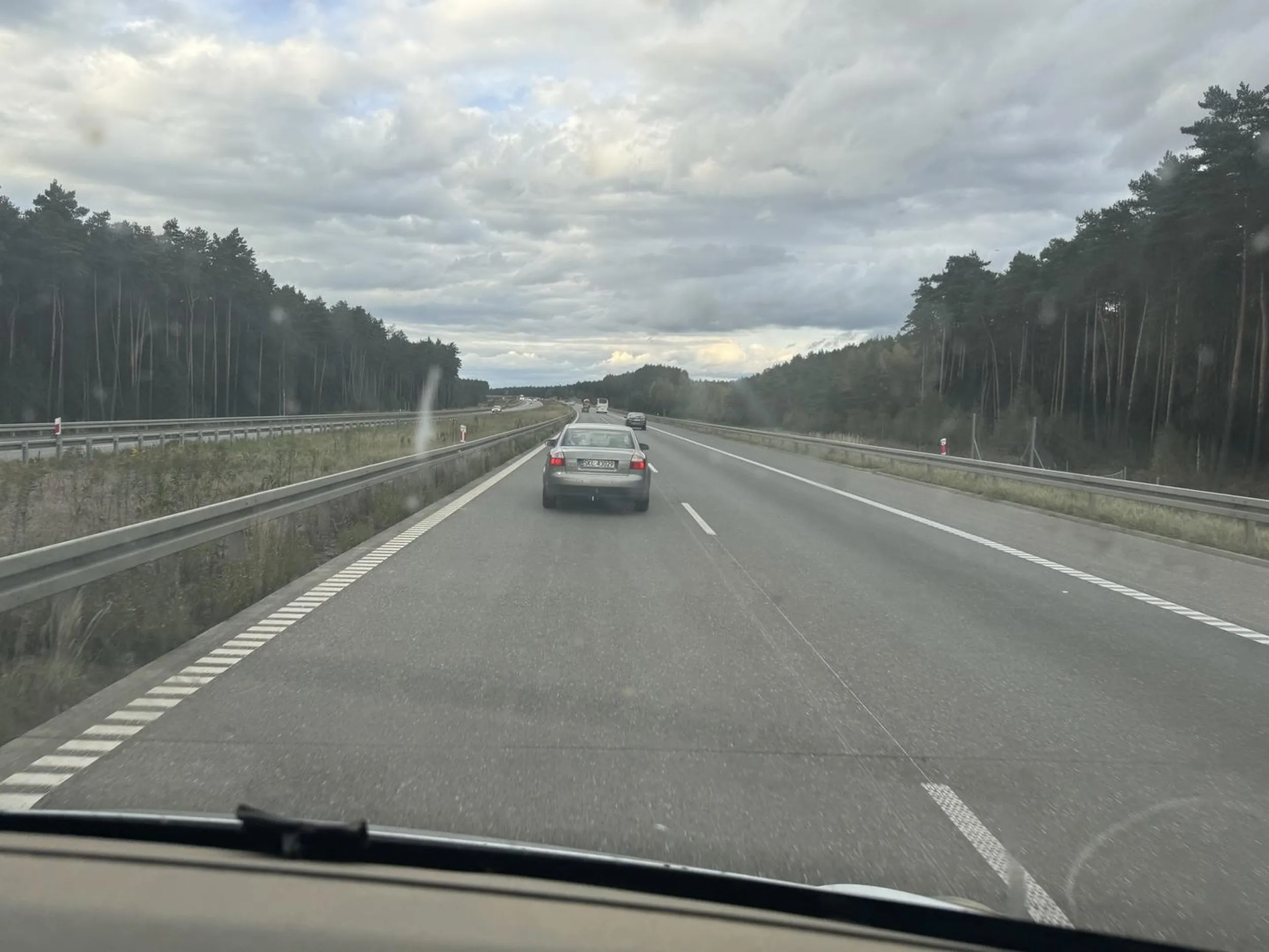 Siwy Pan nie powinien jeździć. Podczas dojeżdżania na trasie hamuje specjalnie na lewym pasie