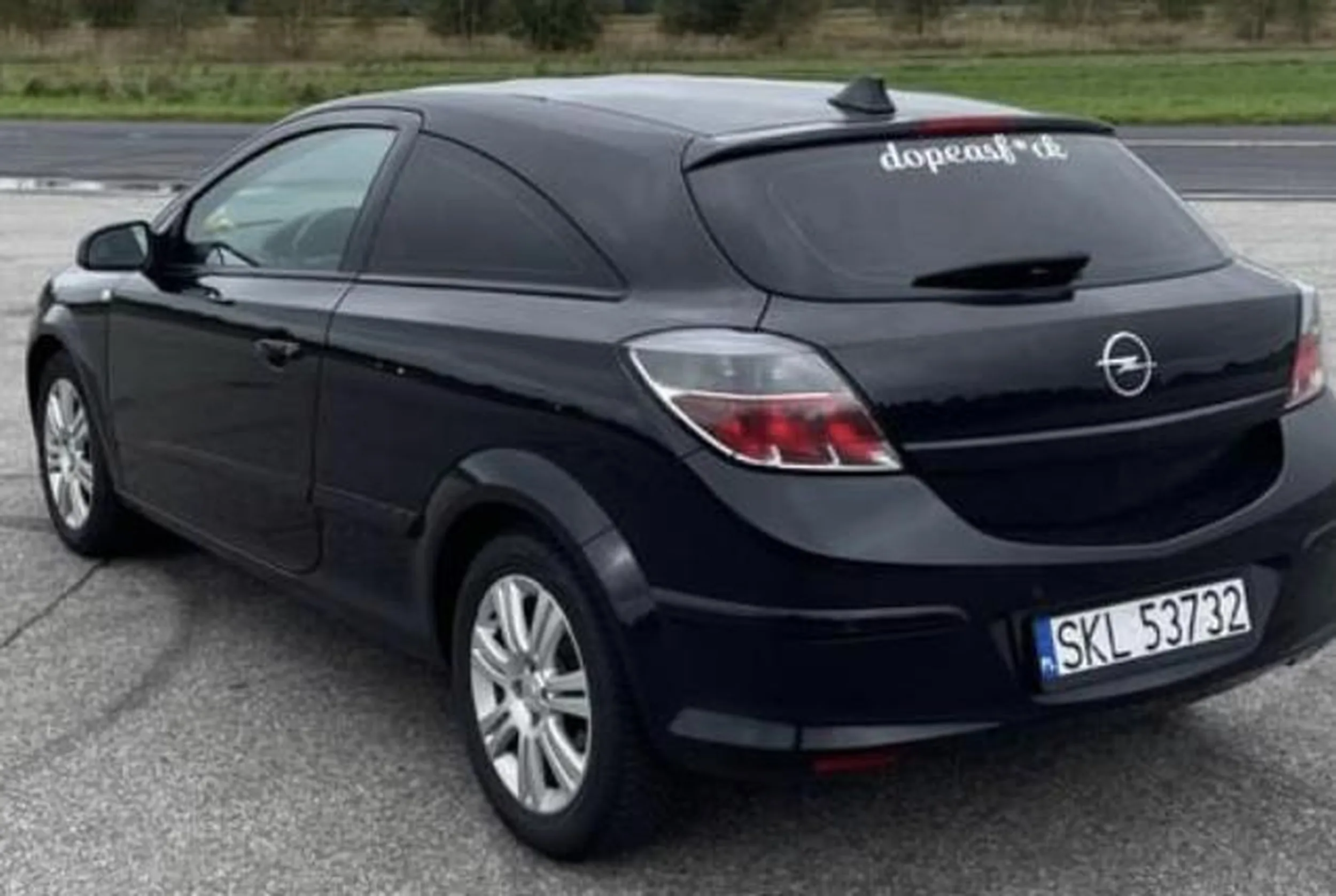 Samochód Opel na sprzedasz cena 17500 zlotych sprzedaje Jakub Czaja siatkarz z klub Czestochowski Norwid Czestochowa Samochód z Niemiec