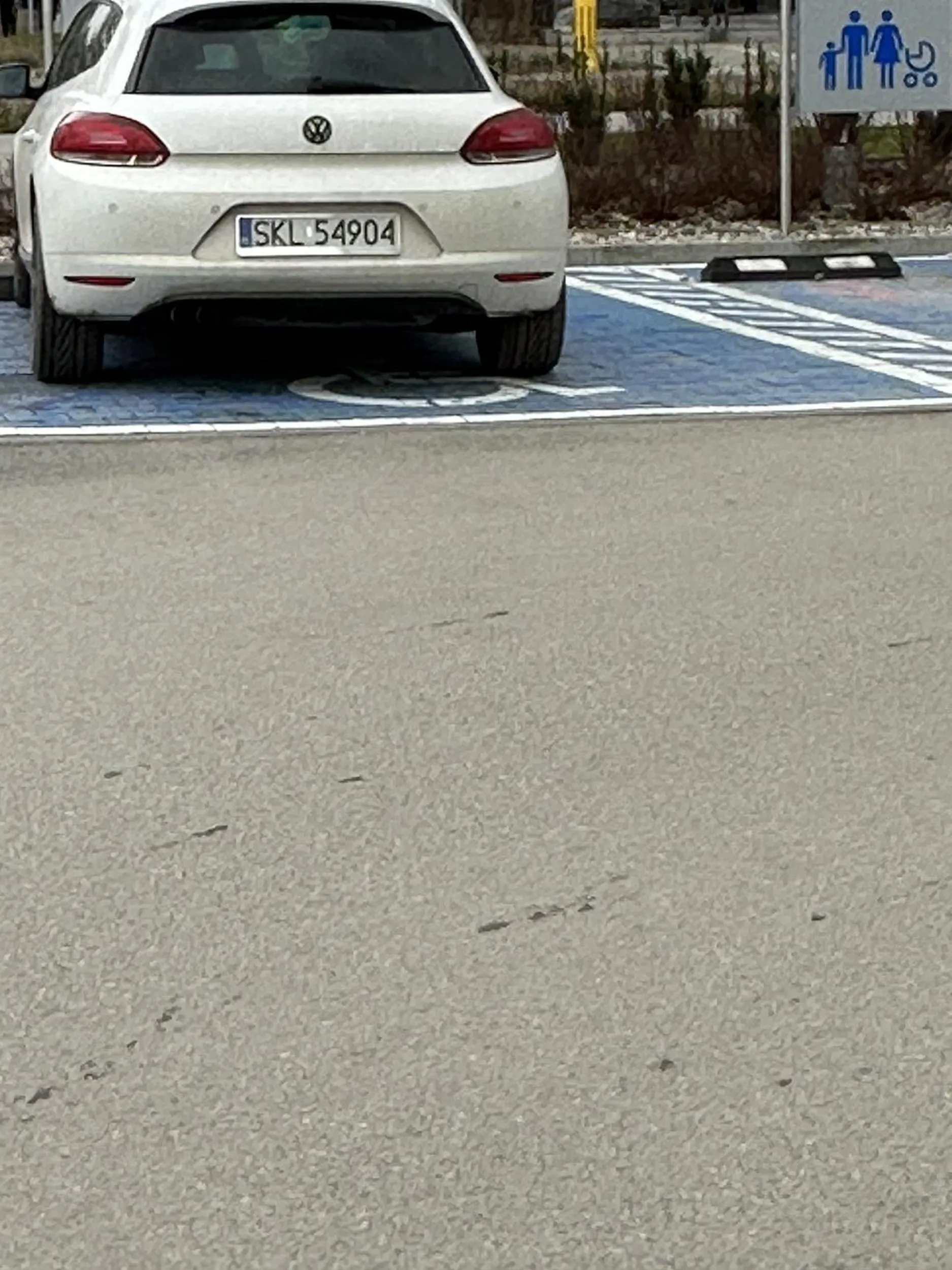 Parkuje na miejscu dla niepełnosprawnych