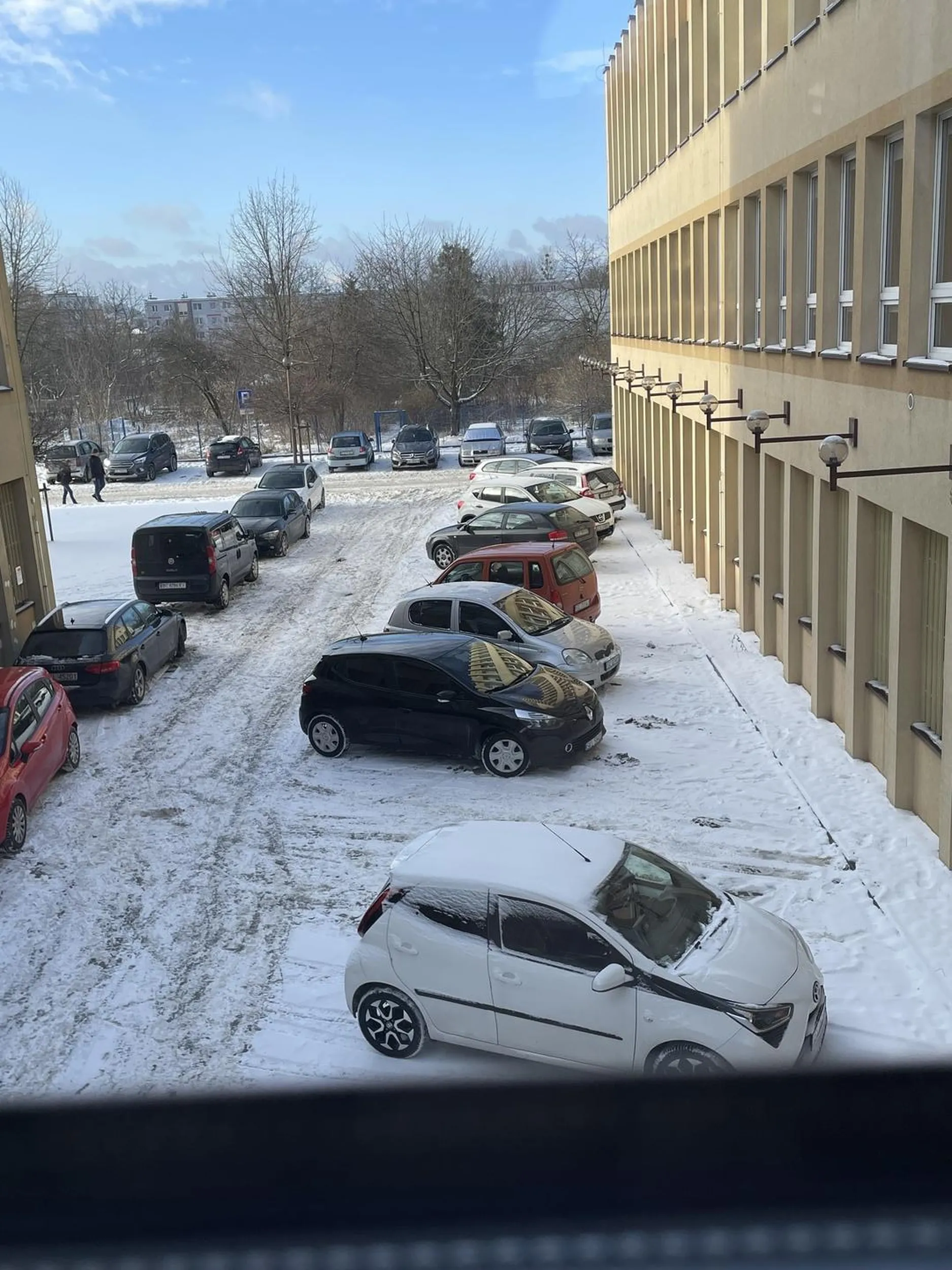 Parkujesz jak ostatni zjeb. Pozdrawiam!