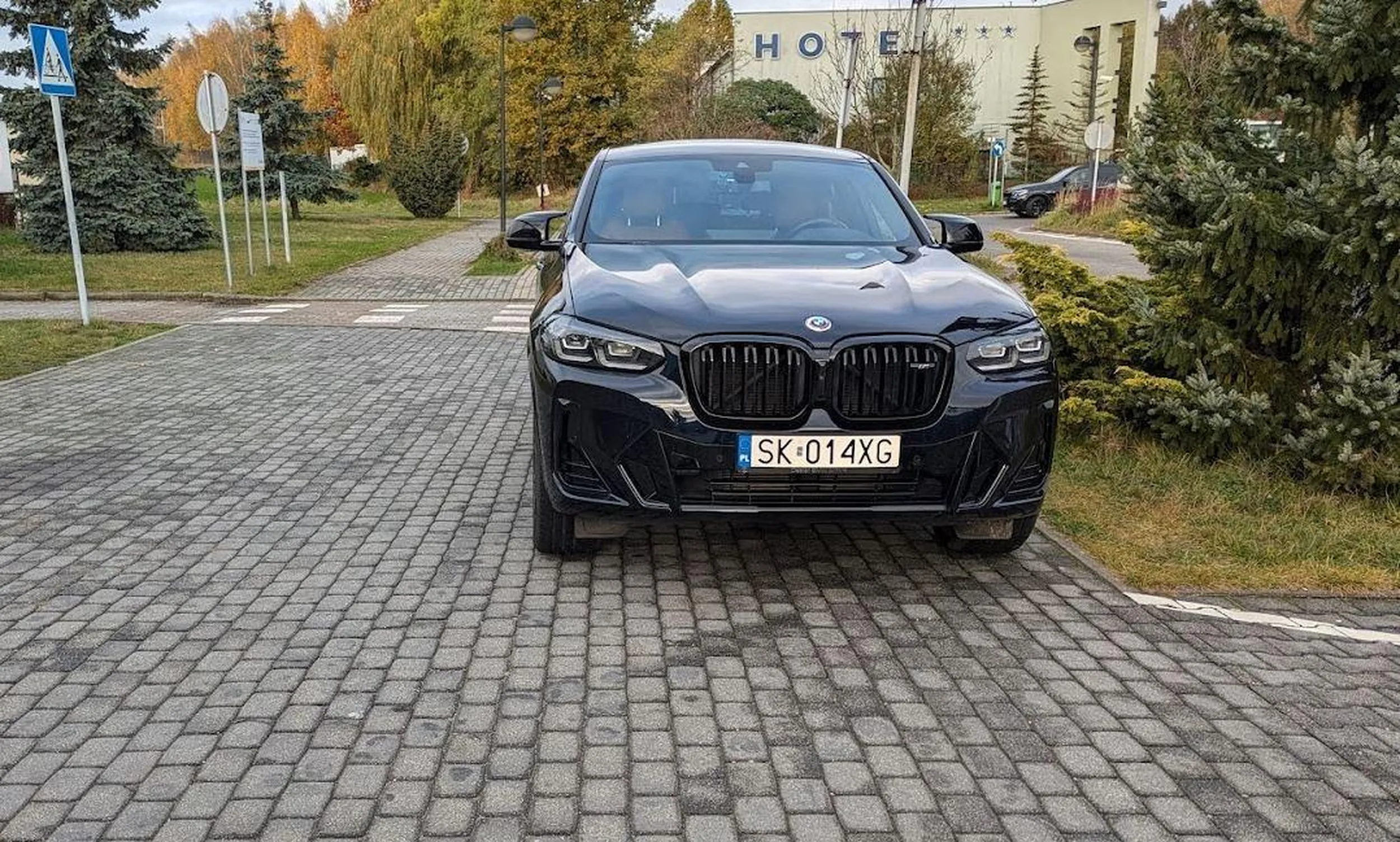 Na parkingu dość miejsca, ale lepiej zaparkować na chodniku. Burak!