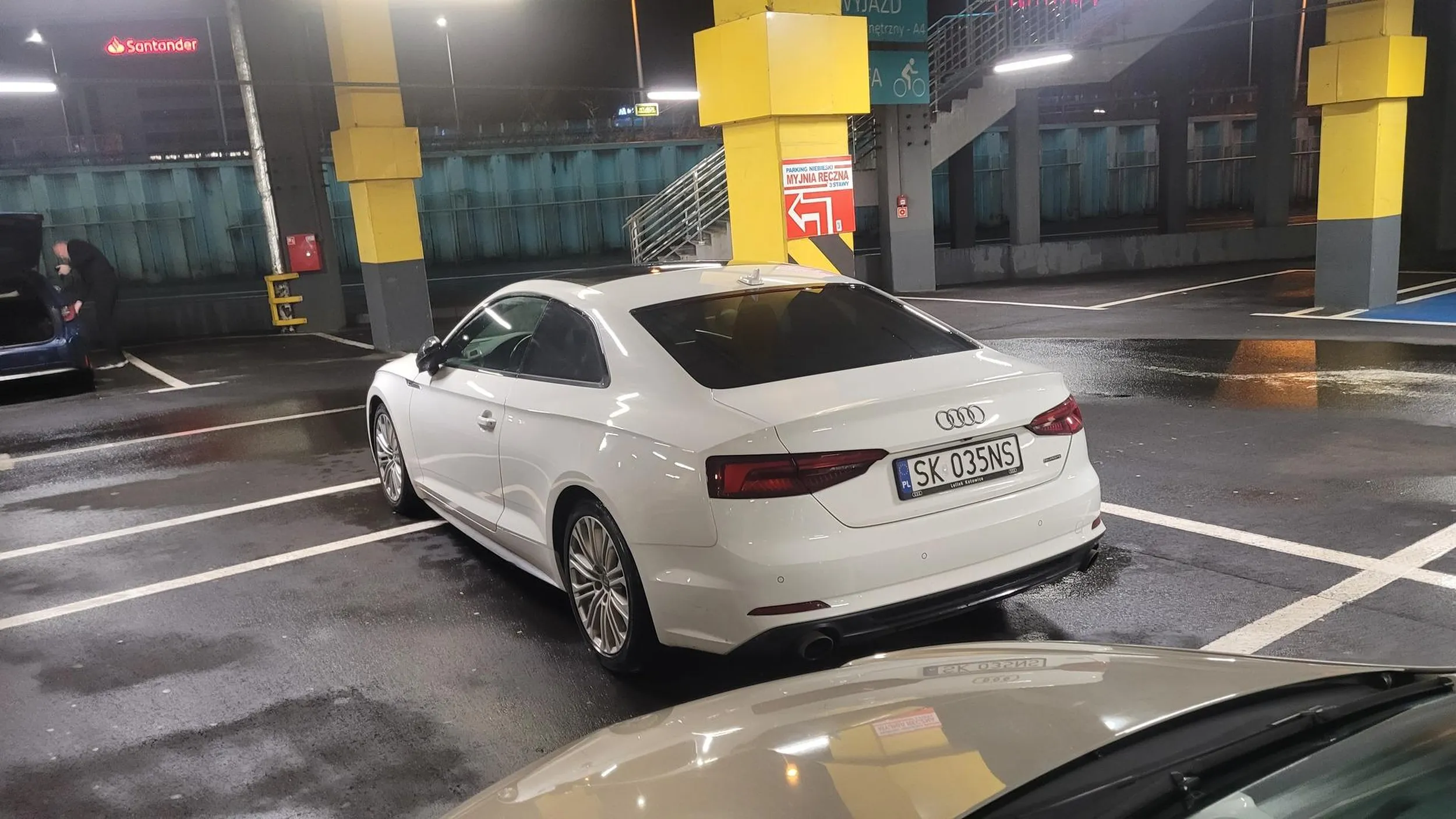 Pani brakuje wyraźnie umiejętności prowadzenia i opanowania samochodu. Jedna minuta i było blisko dwóch kolizji z jej winy. Zamiast na usta glonojada lepiej gdyby zainwestowała w lekcje doszkalające.