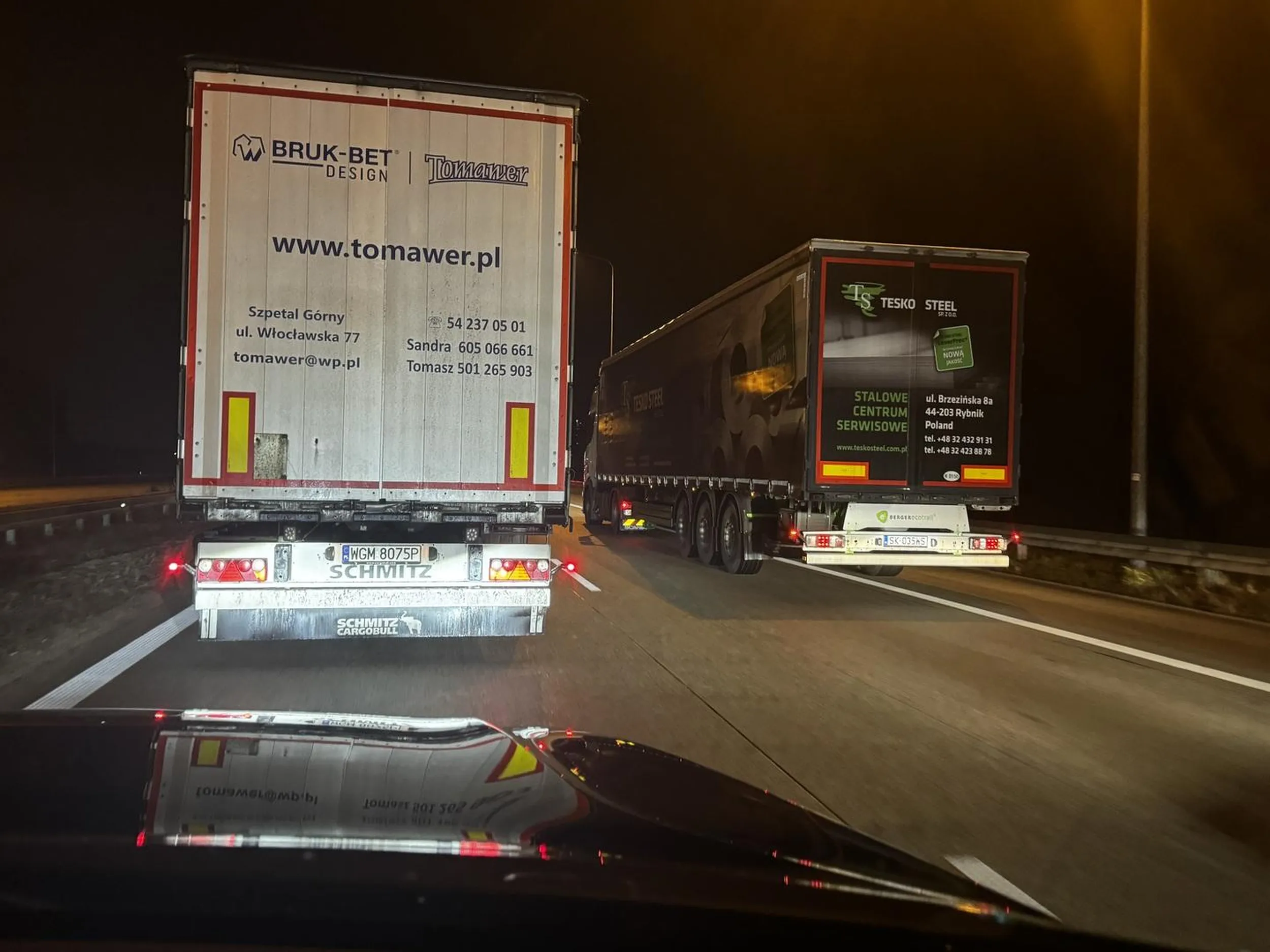 Zamiast pozwolić rozładować ruch to dwóch kretów stanęło i strzeże wielce porządku ruchu pilnuje, powodując jeszcze większy korek. Trochę logicznego myślenia i zwykłej nawet kultury.