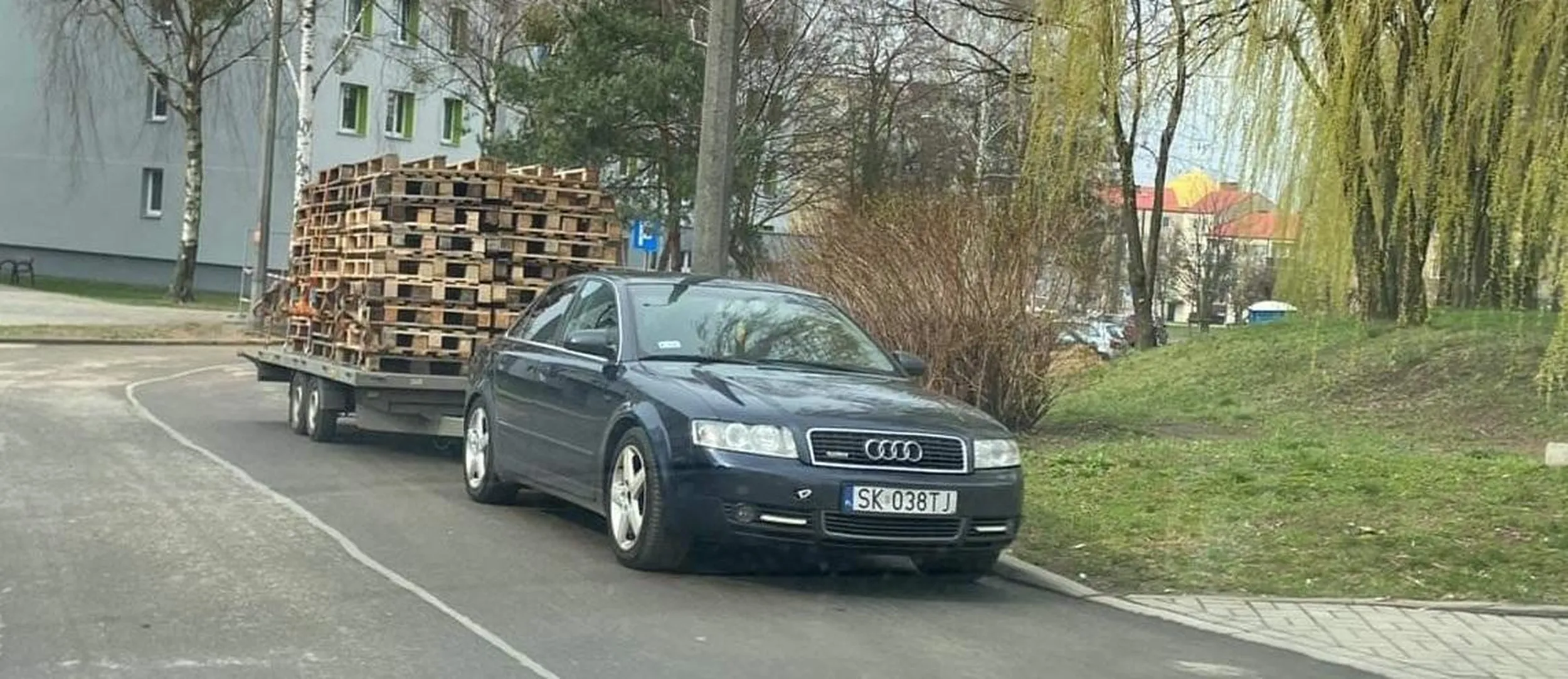 Stoi z nieprawidłowo zabezpieczonymi paletami na osiedlowym parkingu, stwarza niebezpieczenstwo dla uczestników ruchu drogowego.
