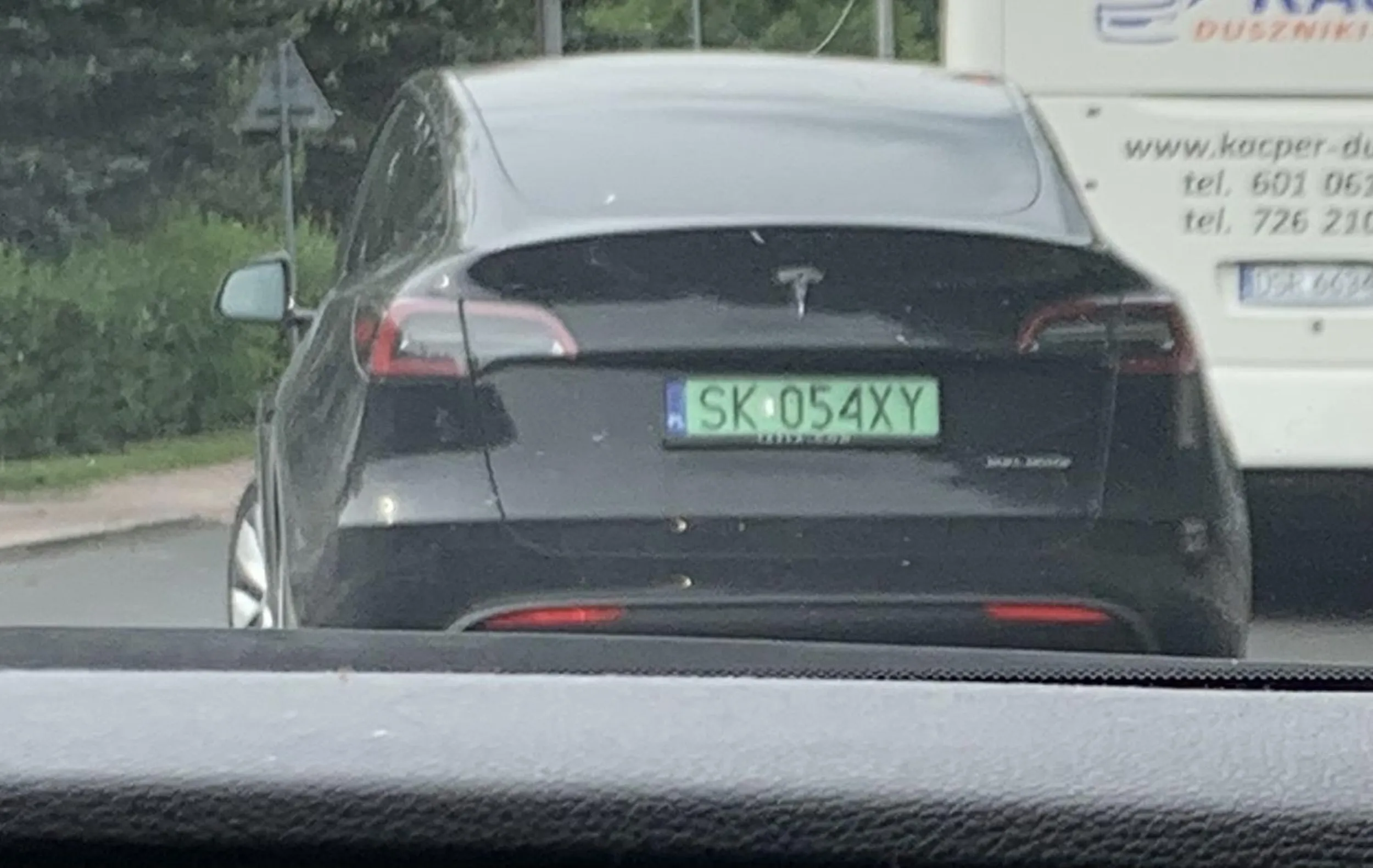 Cwaniaczek w rozciągniętej koszulce, jedzie jak świr, wyprzedza na podwójnej ciągłej kilka samochodów pod rząd przed zakrętem! Stwarza zagrożenie, mało tego z przodu na fotelu siedzi dziecko. Nie pozdrawiam.