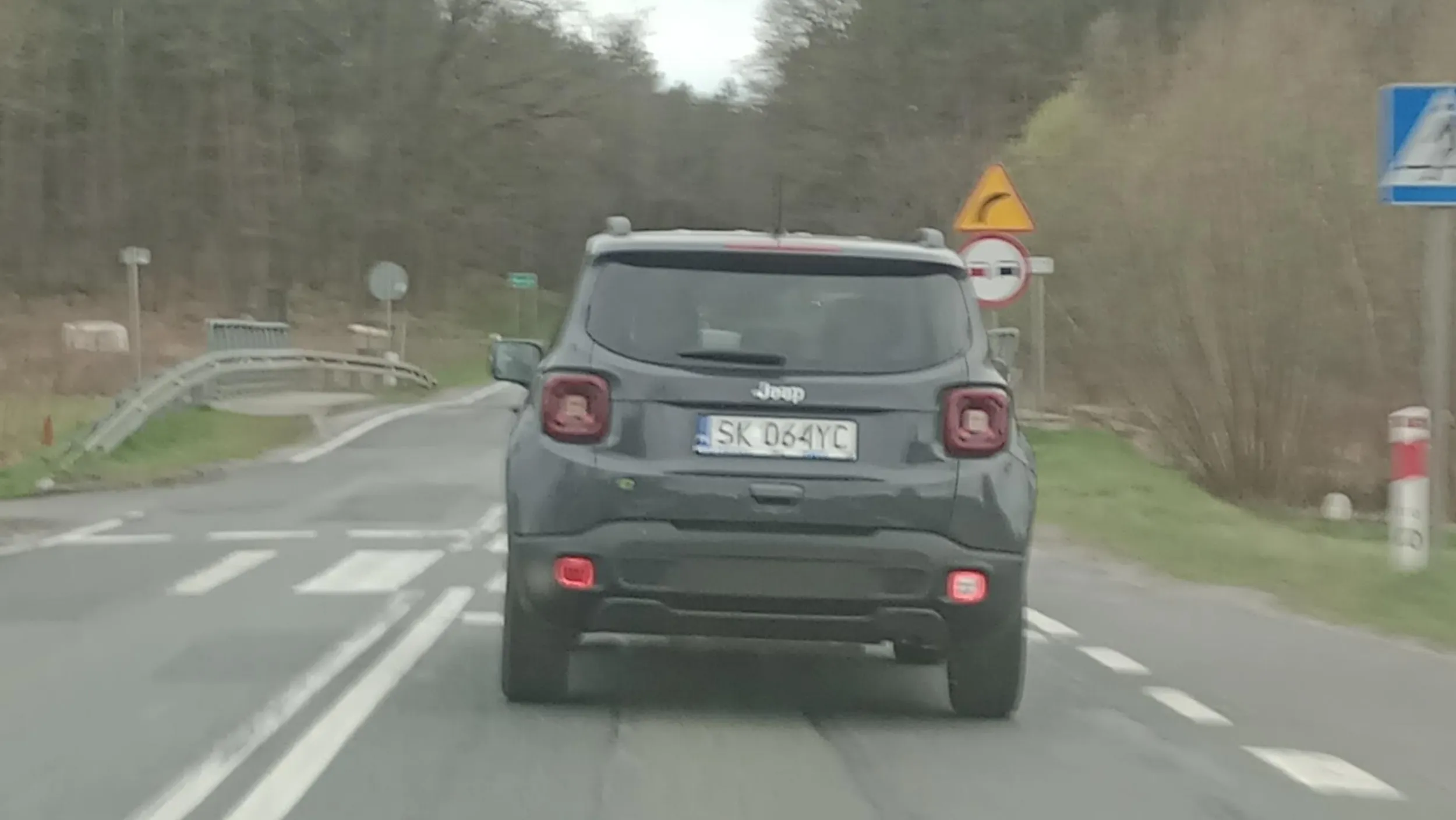 22.03.2024 ok 16:00 Kierowca bezmózgowiec. Stwarzanie zagrożenia przy wyprzedzaniu. Zachowywanie się jak by tylko on był na drodze. Odcinek Milicz- Trzebnica wszystkie miejscowosci przekroczone prędkosci, na ograniczeniu 70 - 140 ...Brawo. Prawko z czipsów.