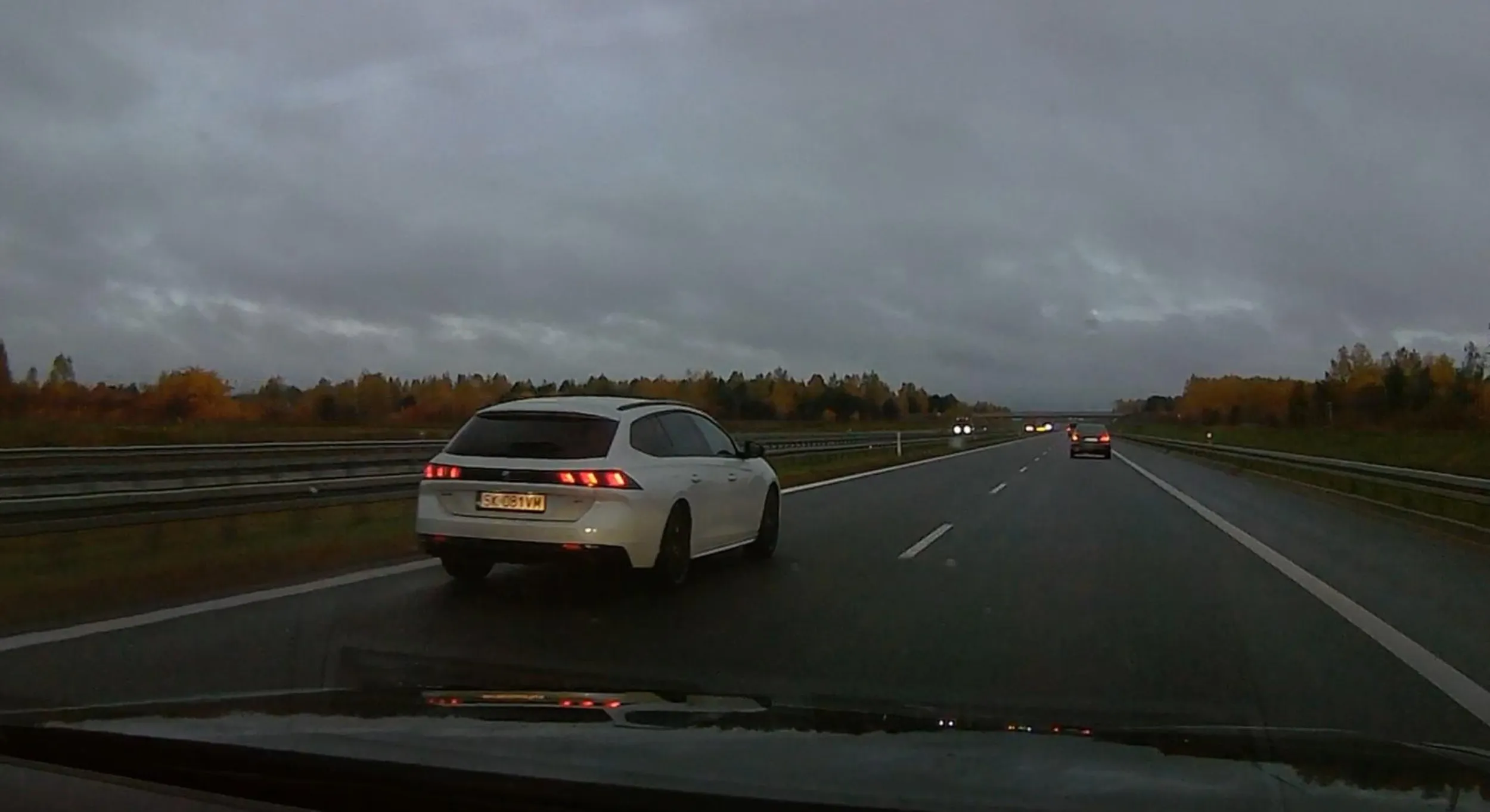 ciśniesz to swoje 1.6 do odcinki, byle tylko nie zjechać z lewego pasa xD Każde wyprzedzanie bierzesz do siebie tak bardzo? xD