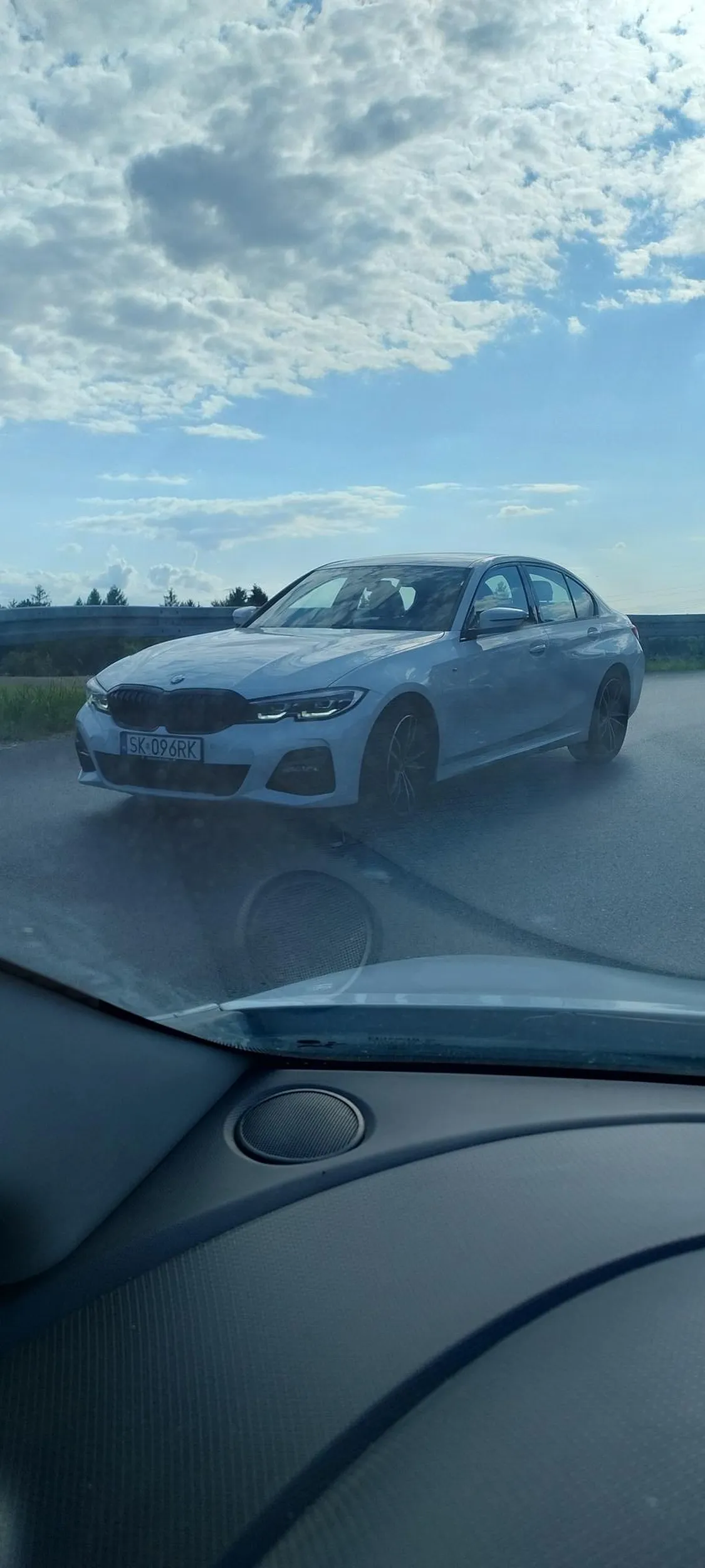 Pipka jadąca bmw tak się spieszyła na ul.podluznej w Krakowie że nie mogła przepuścić gościa opuszczającego most na Rudawie,lepiej było zablokować mu drogę przed samym opuszczeniem mostu i tak staliśmy 5min... Cwaniara  nie opuściła nawet szyby jak gość do niej wyszedł...