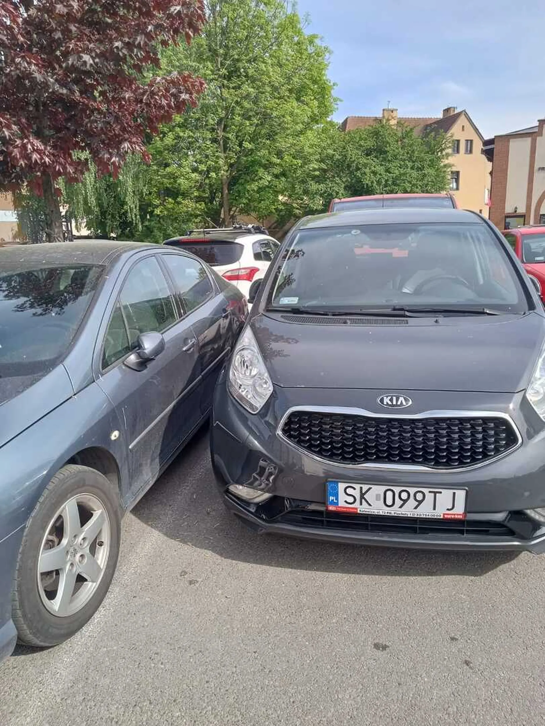 Nie potrafi parkować i blokuje wejście do auta