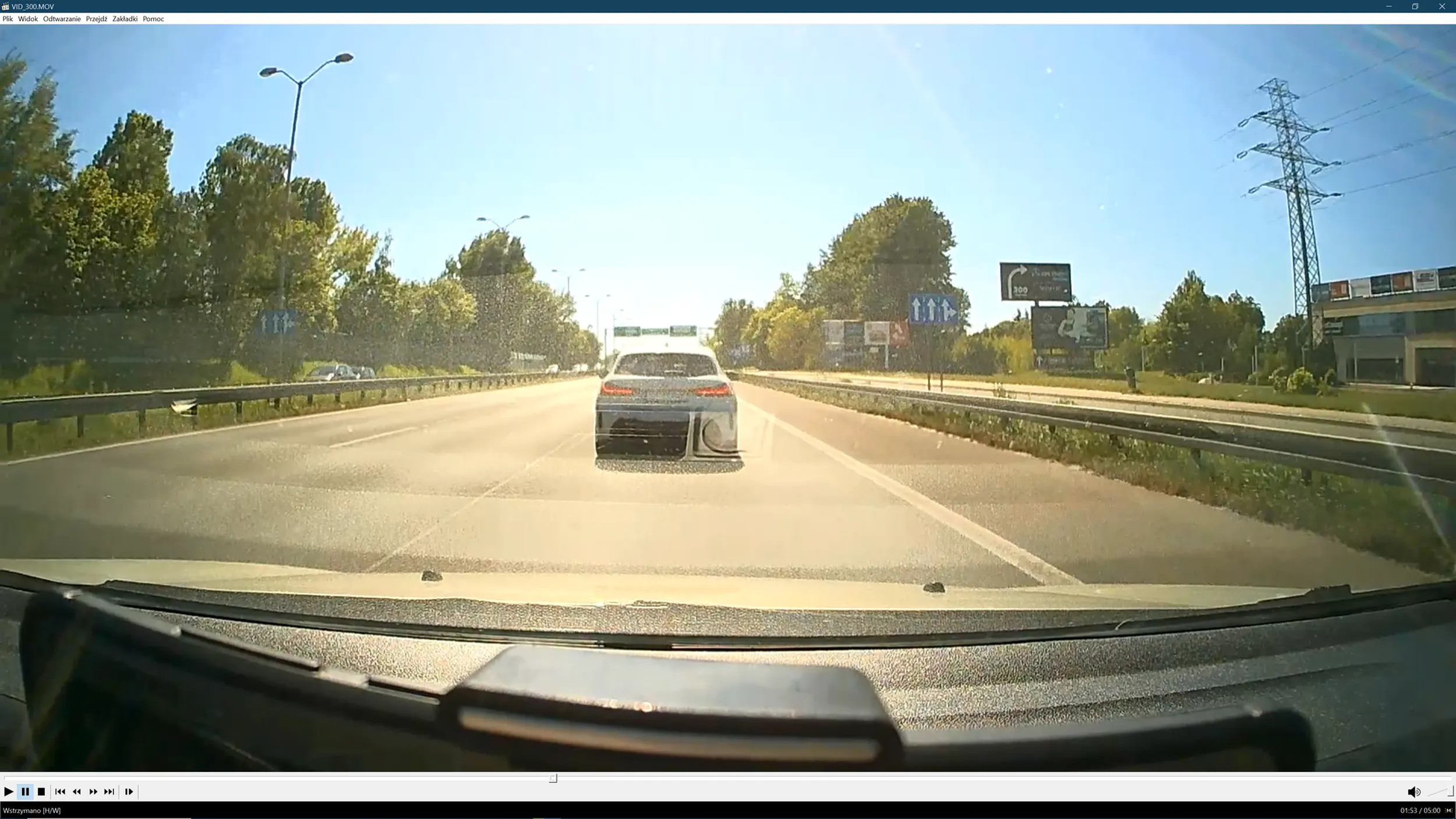 Zmieniając pas nie patrzy w lusterka i zajeżdża drogę,chyba myśląc iż ma pierwszeństwo, bo zdarzenie gestykuluje rękami. Cóż, marka zobowiązuje.