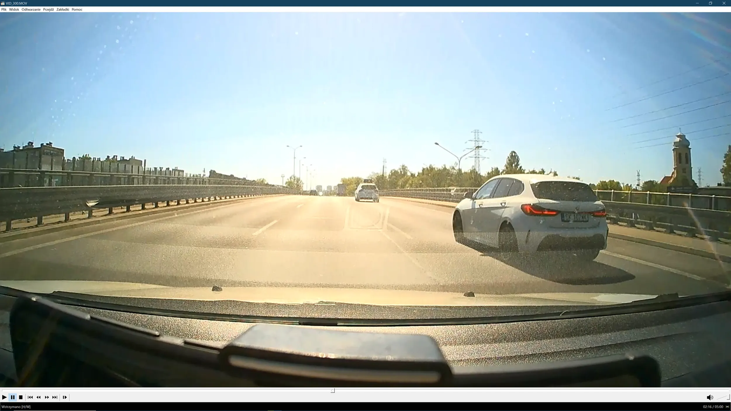 Zmieniając pas nie patrzy w lusterka i zajeżdża drogę,chyba myśląc iż ma pierwszeństwo, bo zdarzenie gestykuluje rękami. Cóż, marka zobowiązuje.