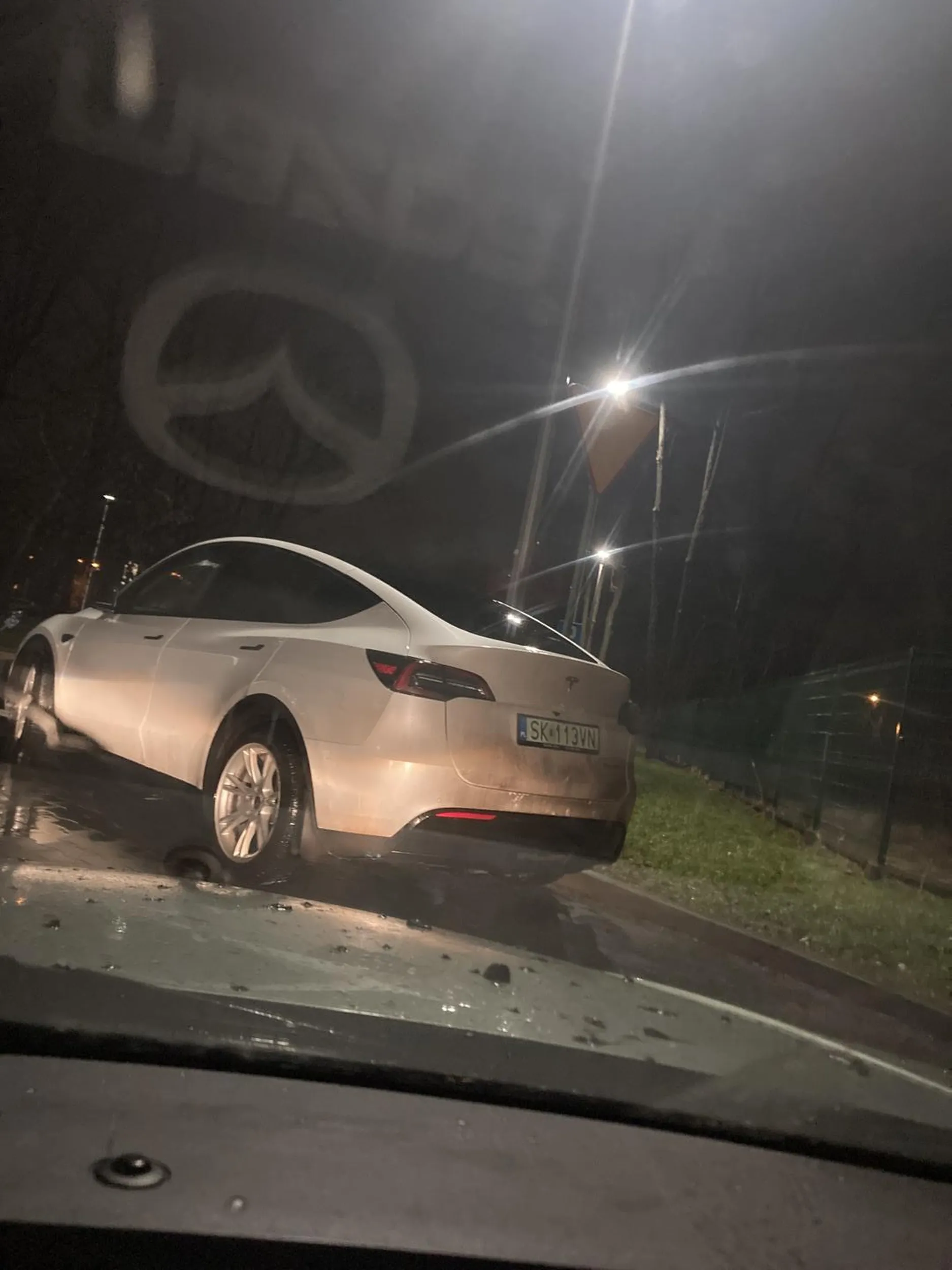 Nie pozdrawiam idioty z TESLI któremu nie chciało się parkować w miejscu wyznaczonym żeby pójść na basen, on wolał się zatrzymać przy samym wejściu No ale on przecież może bo jeździ TESLĄ NIE POZDRAWIAM FRAJERZE