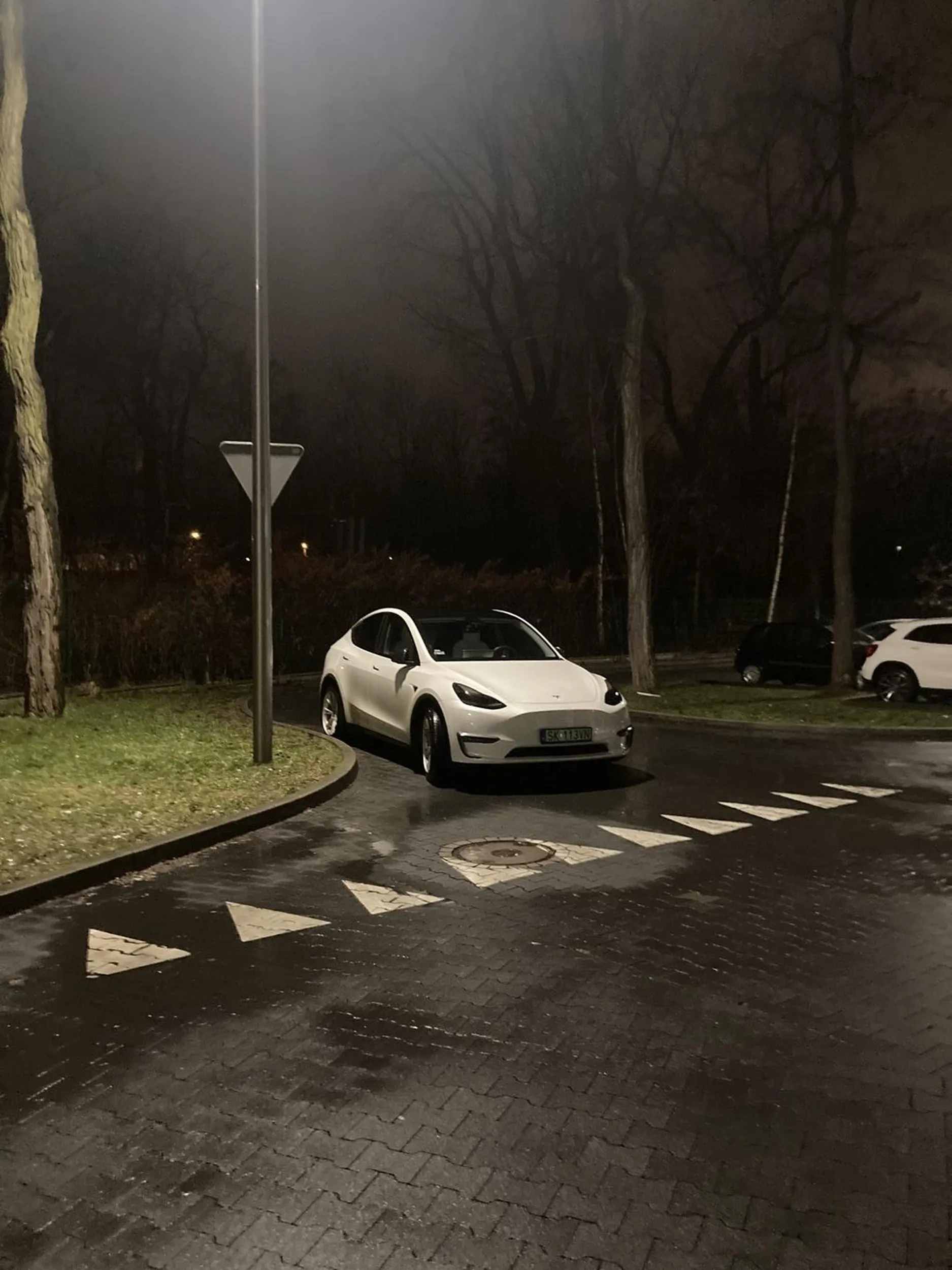 Nie pozdrawiam idioty z TESLI któremu nie chciało się parkować w miejscu wyznaczonym żeby pójść na basen, on wolał się zatrzymać przy samym wejściu No ale on przecież może bo jeździ TESLĄ NIE POZDRAWIAM FRAJERZE