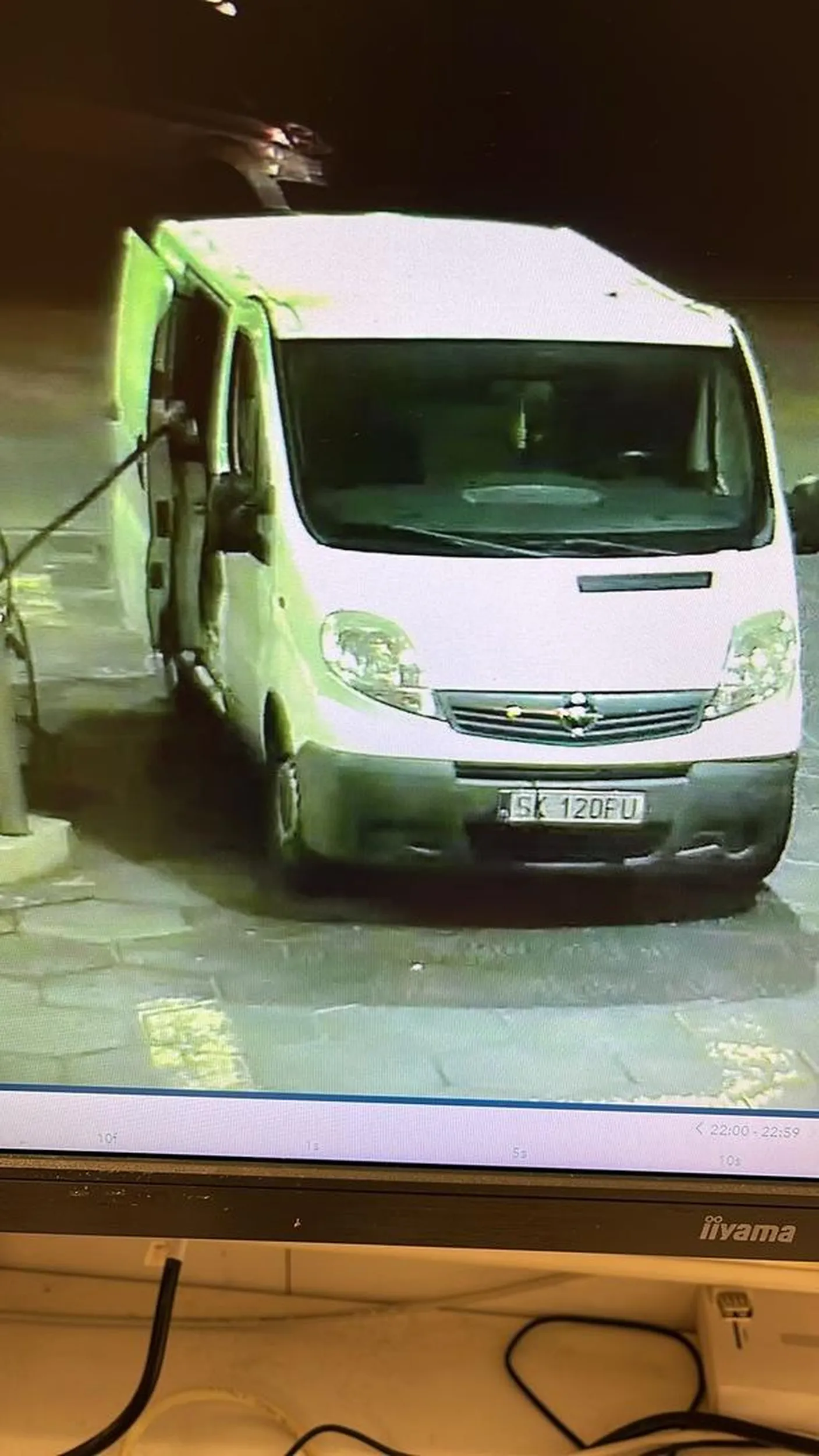 kradzione rejestracje, wlasciciel lubi sobie je zmieniac, tankowac paliwo na shellu w holandii i nie placic. nie jedna sytuacja z tym busem na tym samym shellu. pozdrawiam za bycie madrym